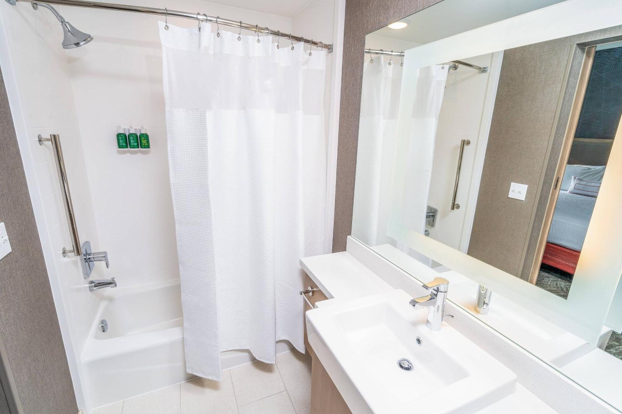 King Suite with Bathtub and Trundle Sofa - Mobility Access/Hearing Accessible