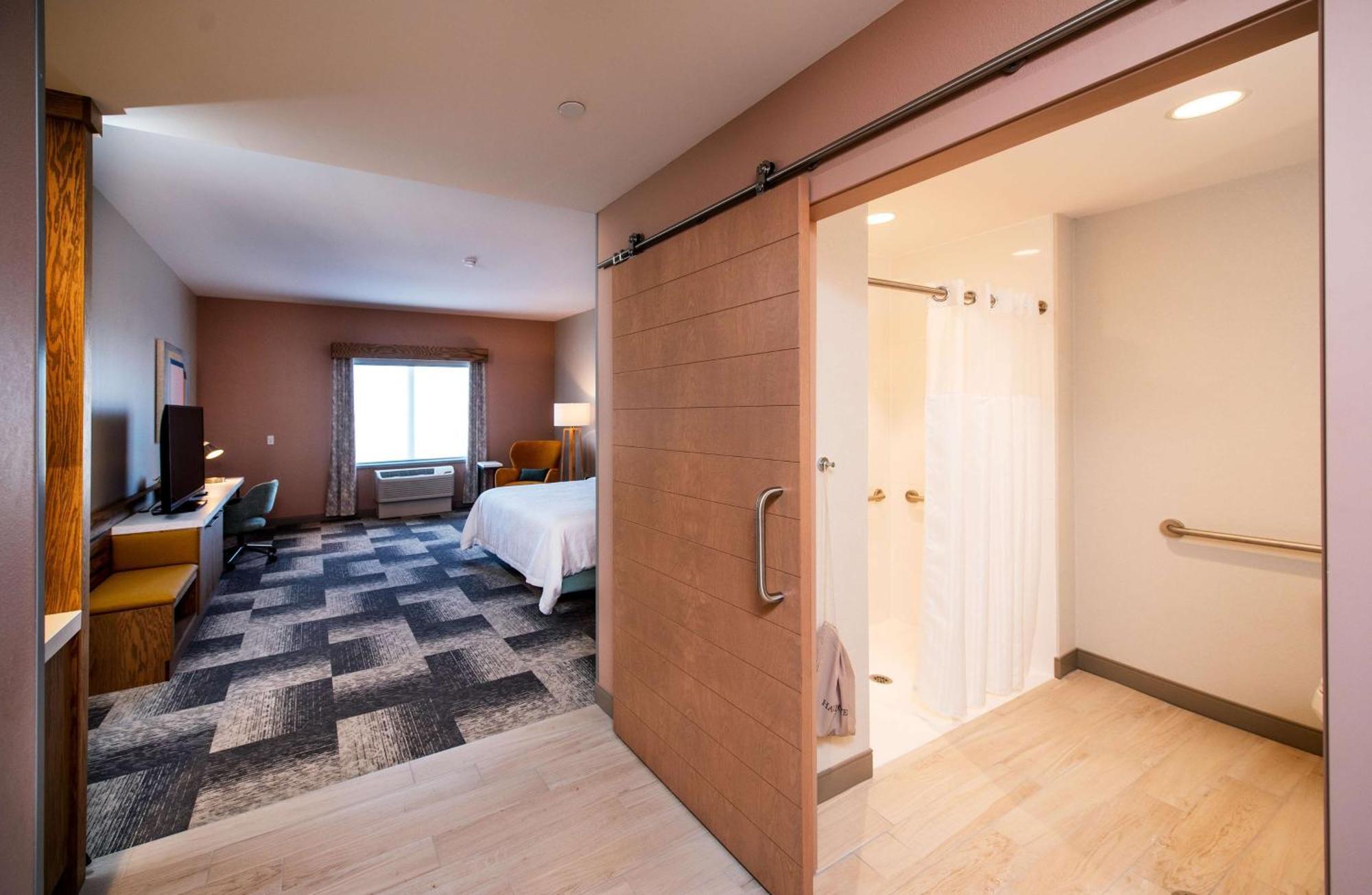 King Room with Roll-In Shower - Mobility Access
