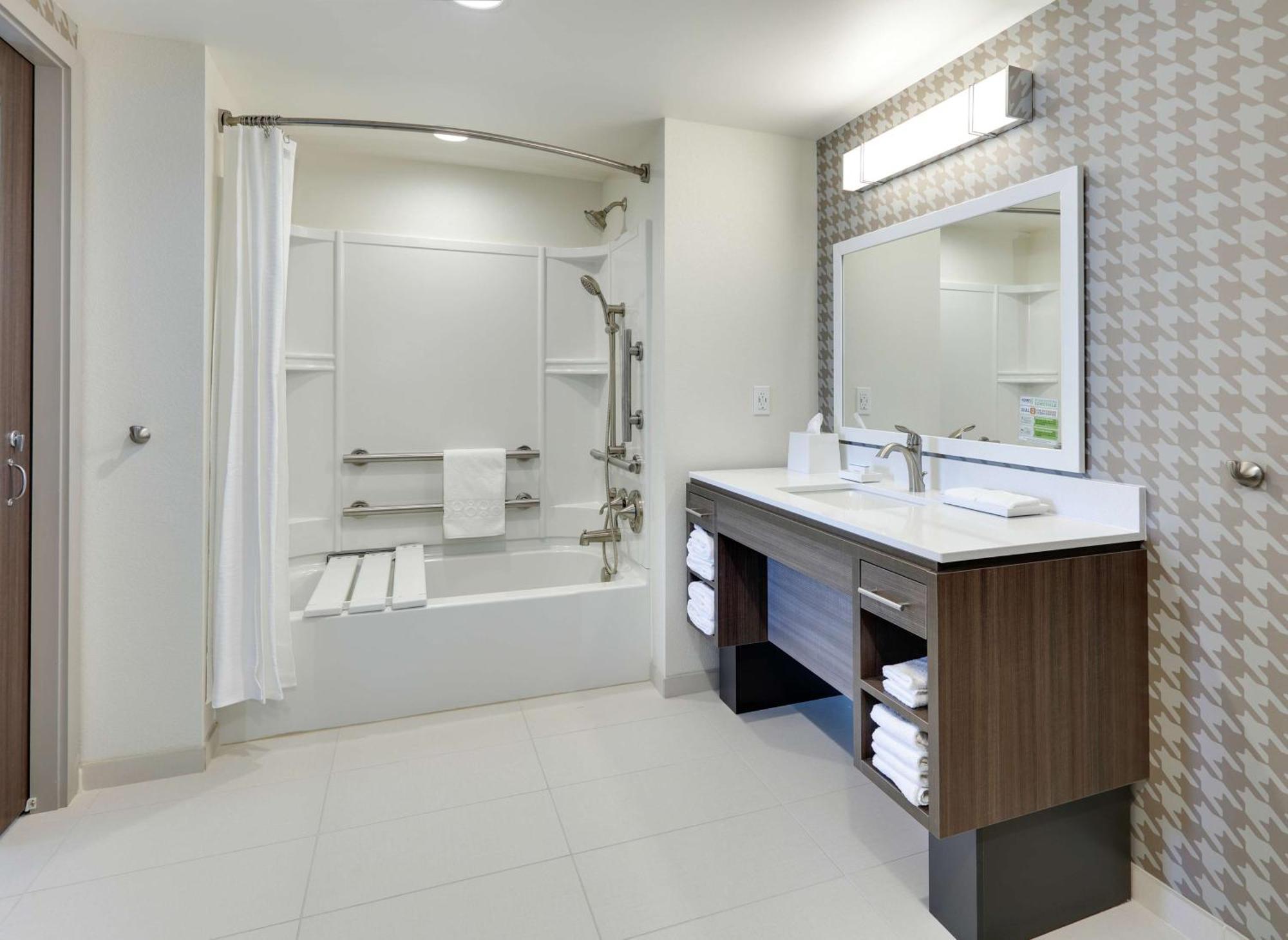 King Studio Suite Mobility Access or Non-Smoking