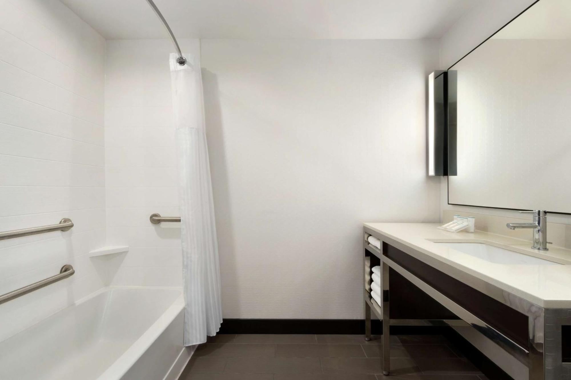 One-Bedroom King Suite Mobility Hearing Access Tub