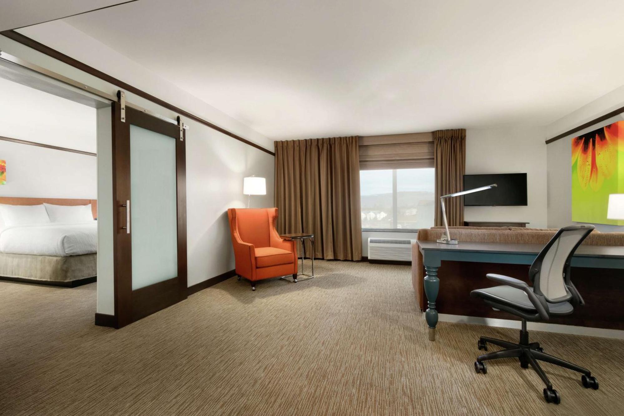 One-Bedroom King Suite Mobility Hearing Access Tub