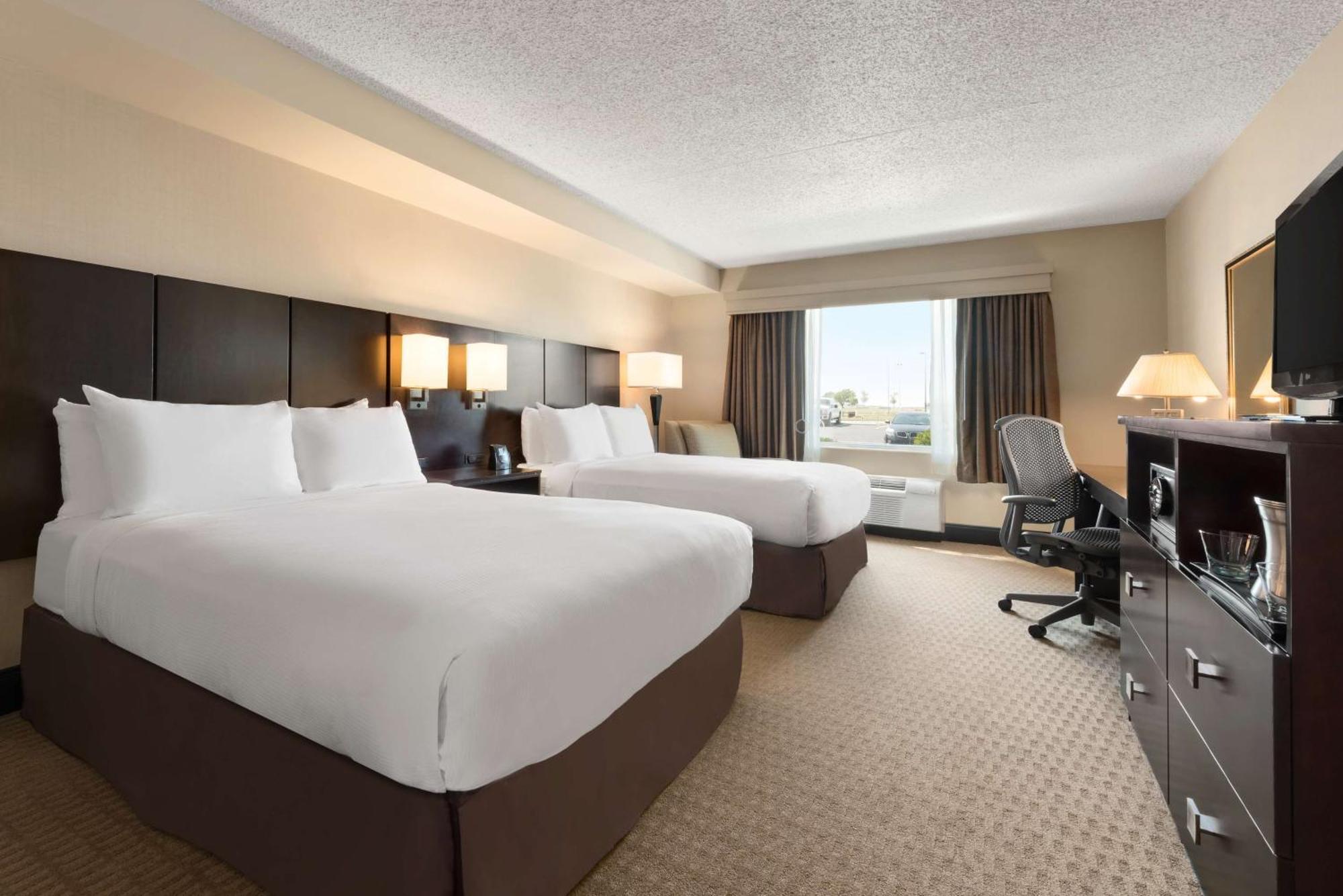 Double Room with Two Double Beds - Hearing Accessible with Bathtub//Non-Smoking