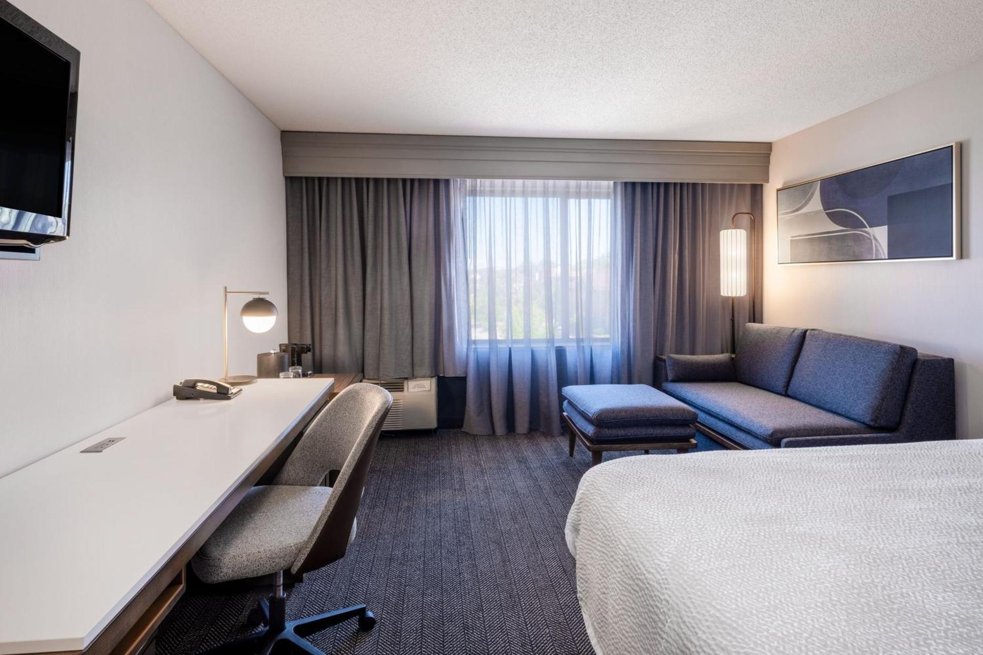 King Room with Bathtub - Mobility Access