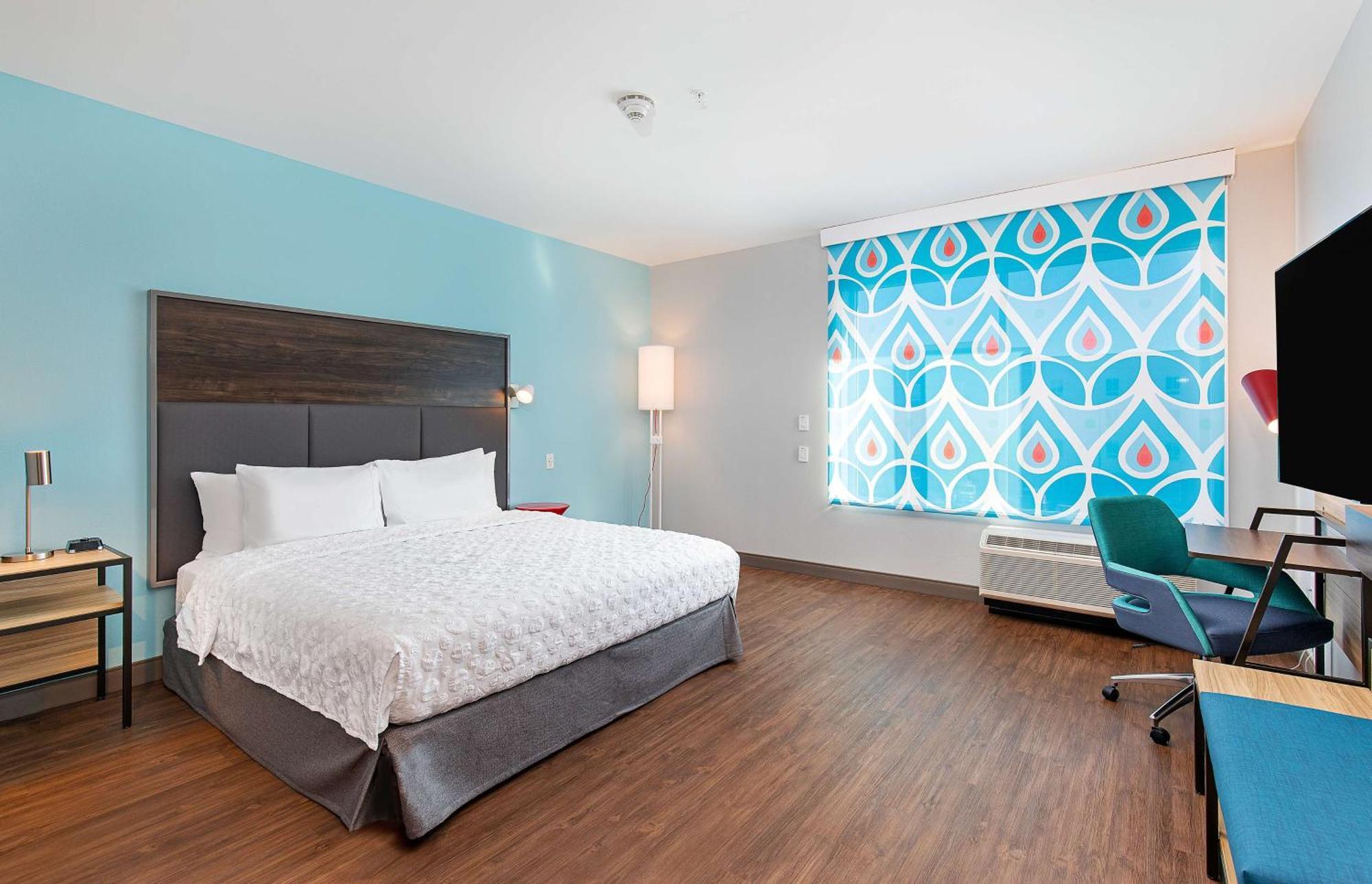King Room with Shower - Mobility Accessible