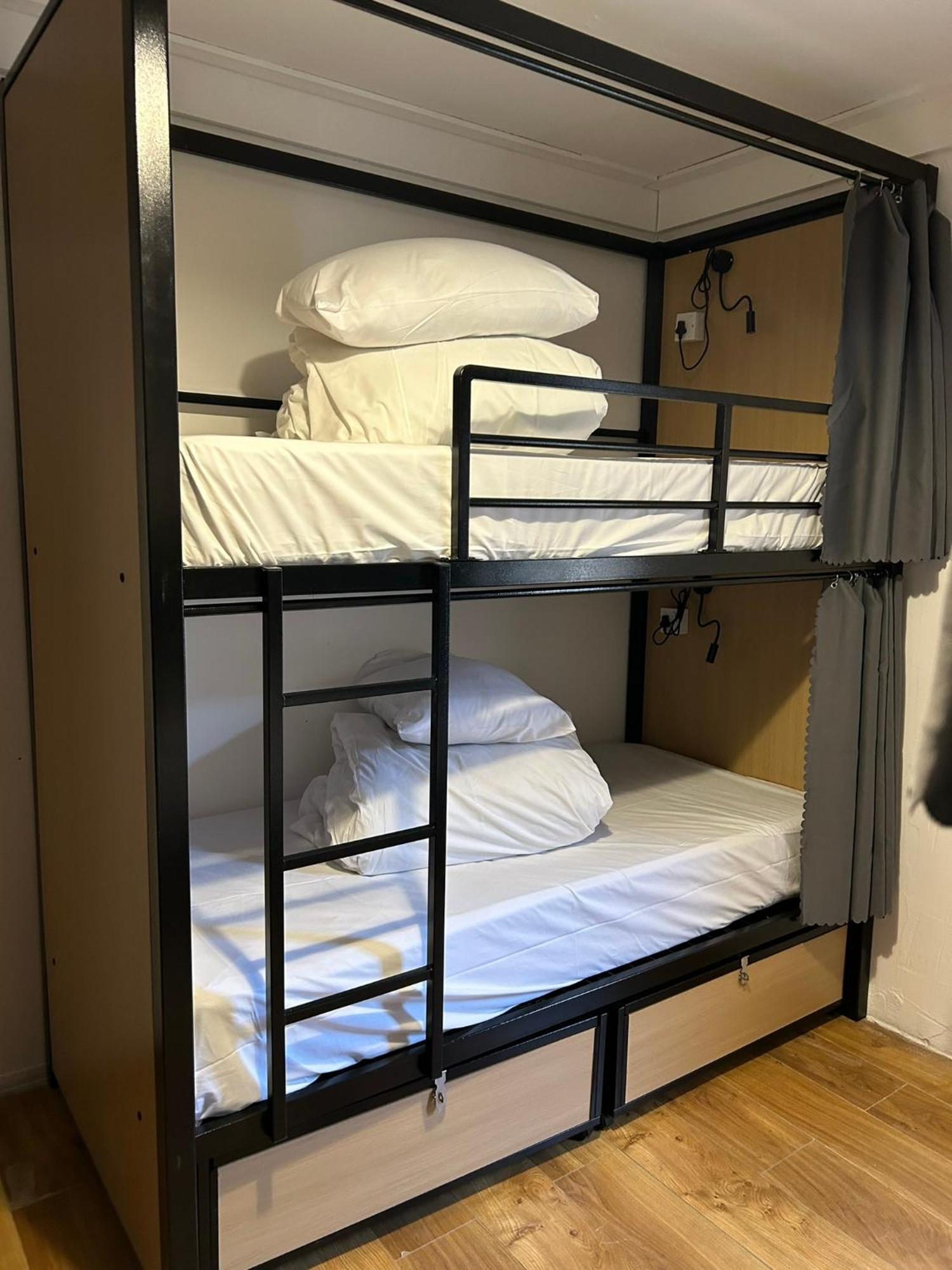 Single Bed 6-Bed Dormitory Room