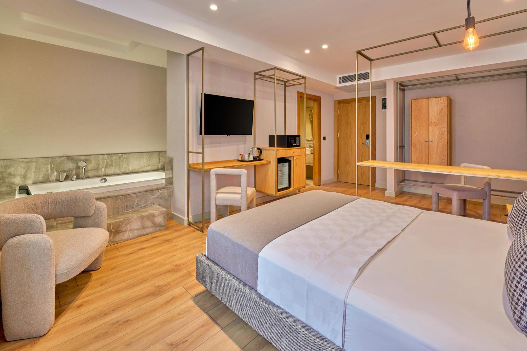 Deluxe Suite with Spa Bath