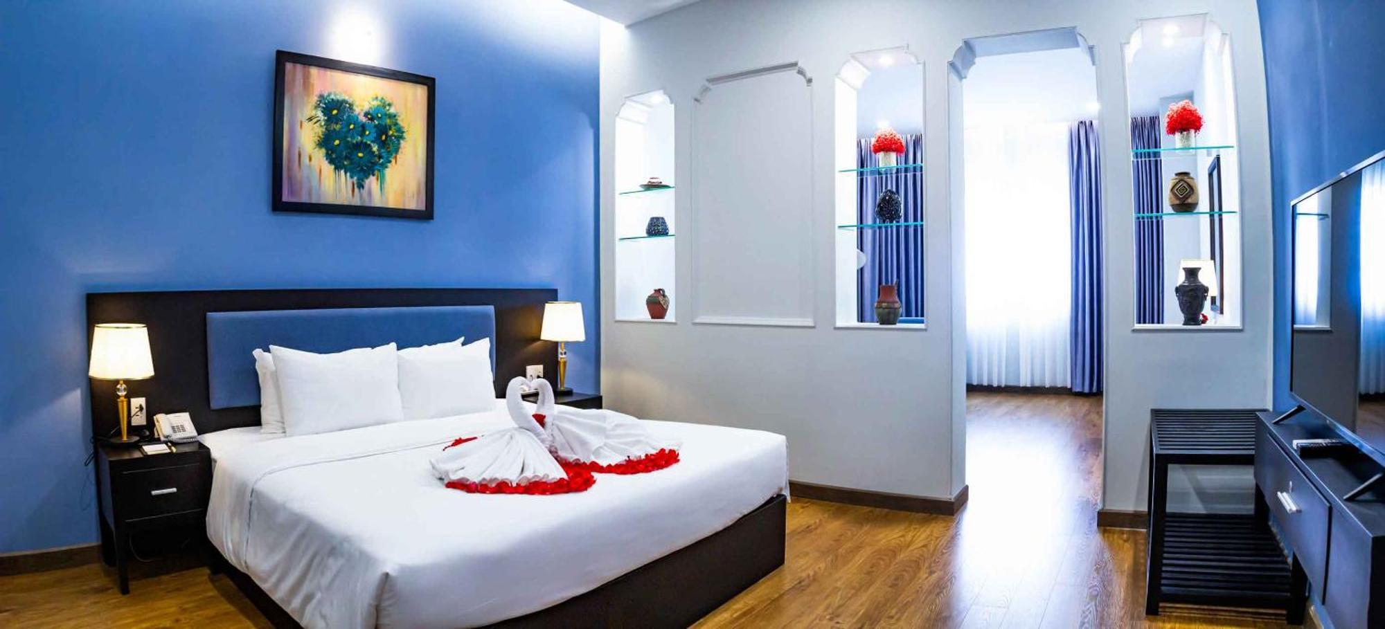 Suite Complimentary minibar 1 set of laundry or person or not accumulated,1580143369:JPEG