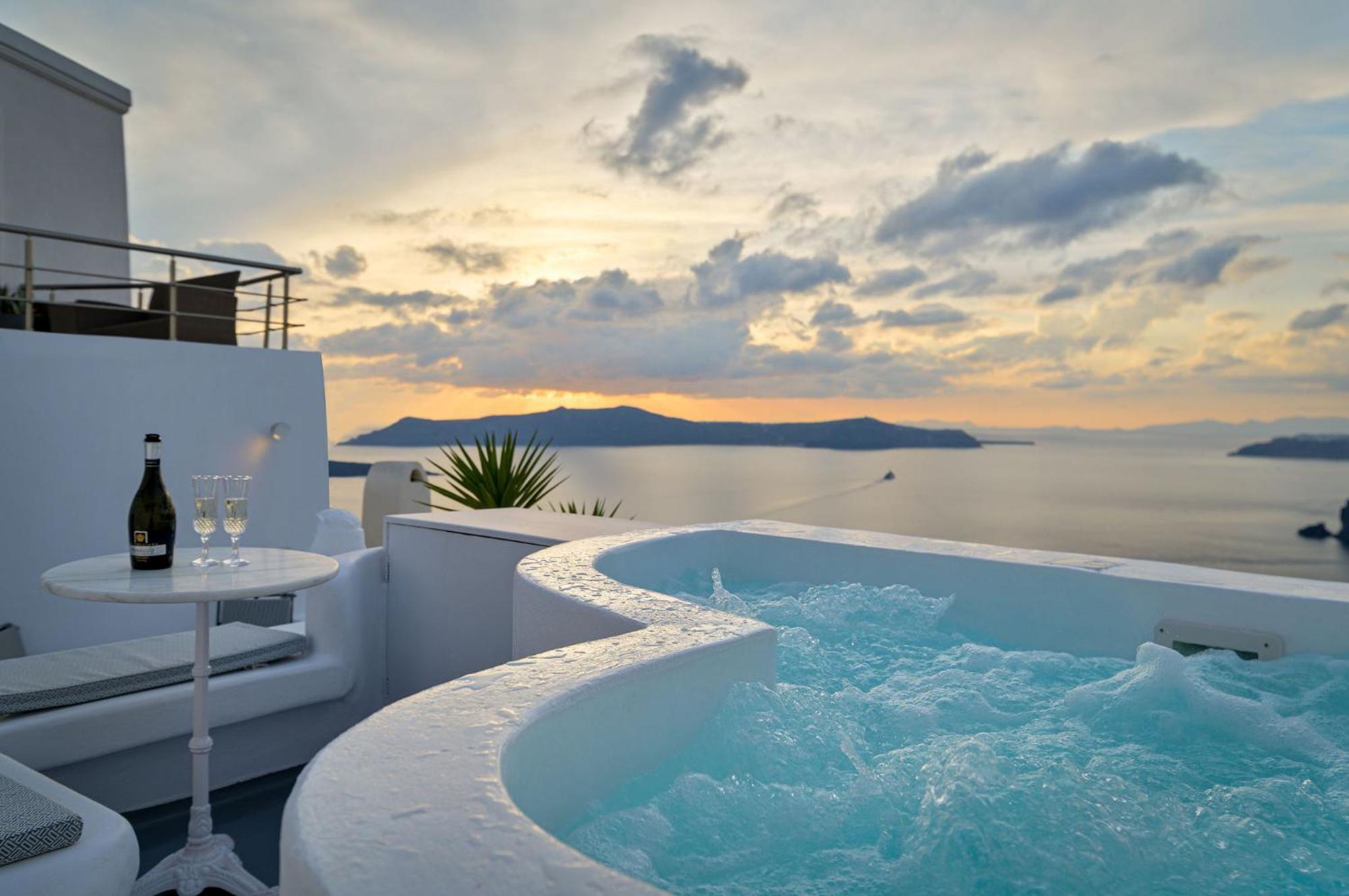 Elegant two-bedroom duplex Hot Tubs Private Pool & Caldera View