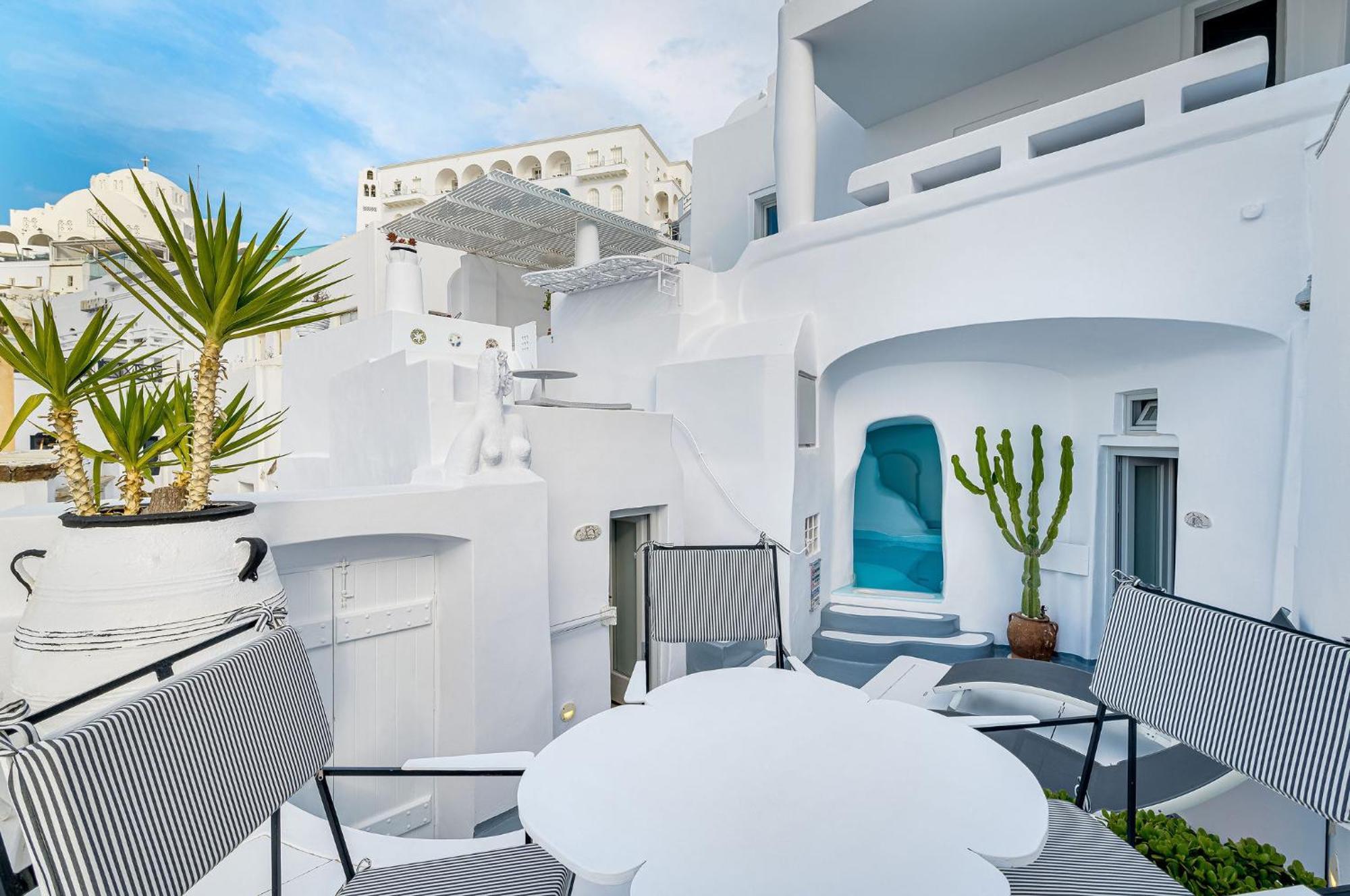 Elegant two-bedroom duplex Hot Tubs Private Pool & Caldera View