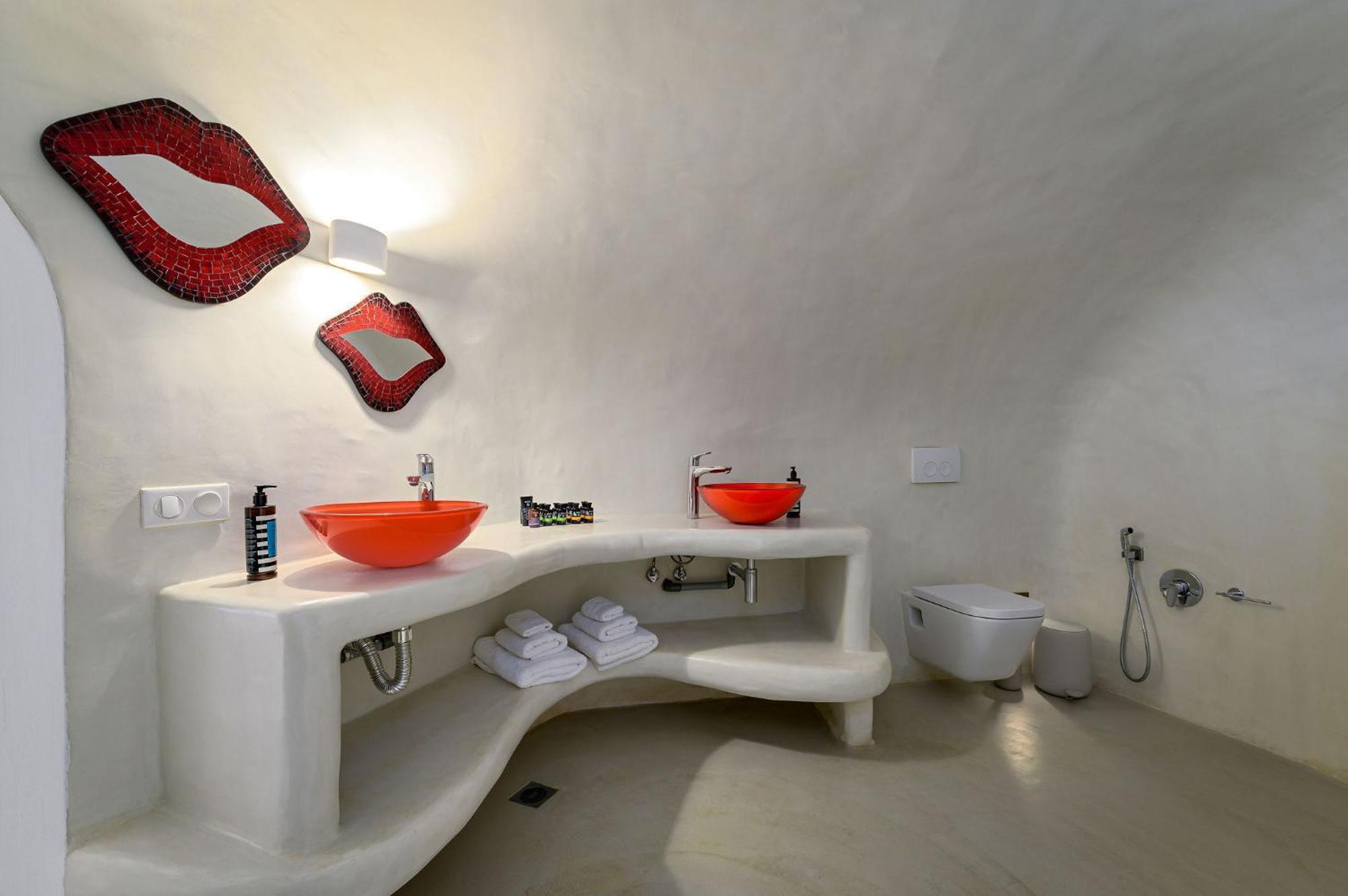 Elegant two-bedroom duplex Hot Tubs Private Pool & Caldera View