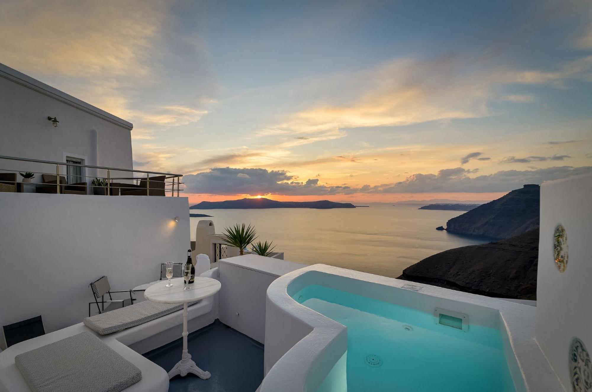 Elegant two-bedroom duplex Hot Tubs Private Pool & Caldera View