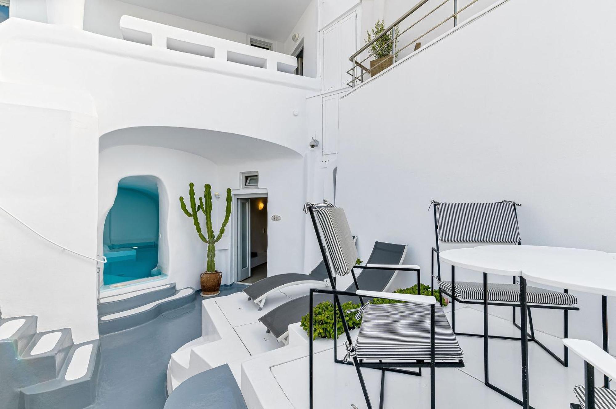 Elegant two-bedroom duplex Hot Tubs Private Pool & Caldera View