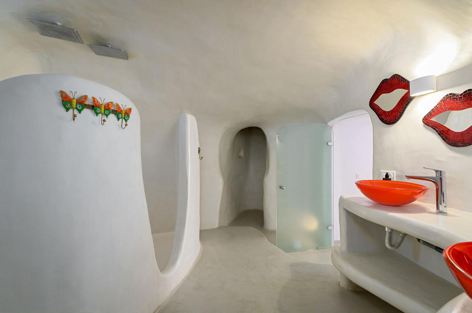 Elegant two-bedroom duplex Hot Tubs Private Pool & Caldera View