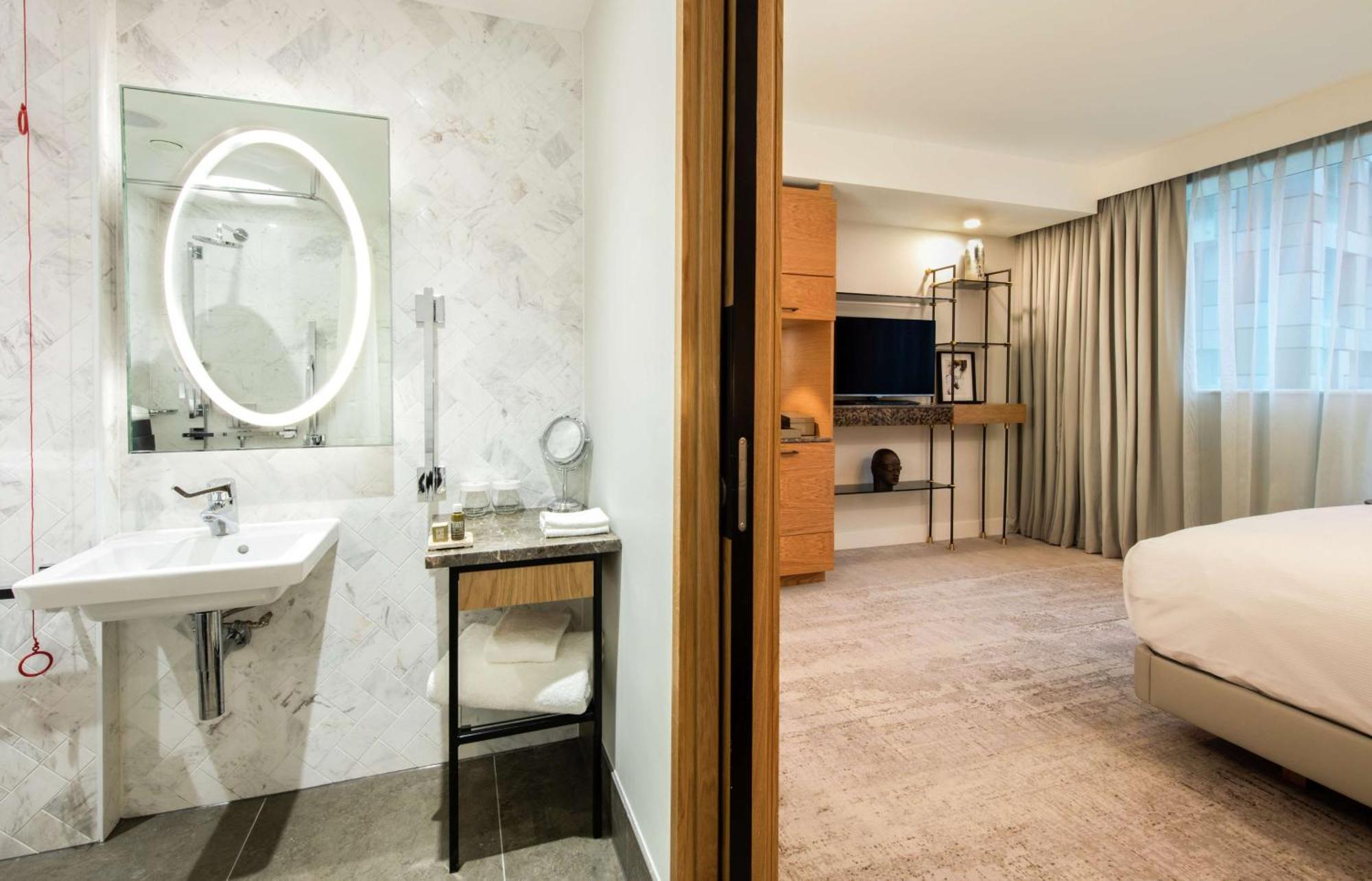 Queen Room Mobility Access