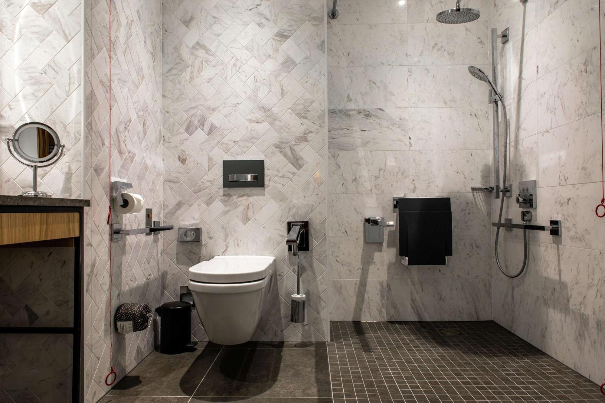 Queen Room Mobility Access