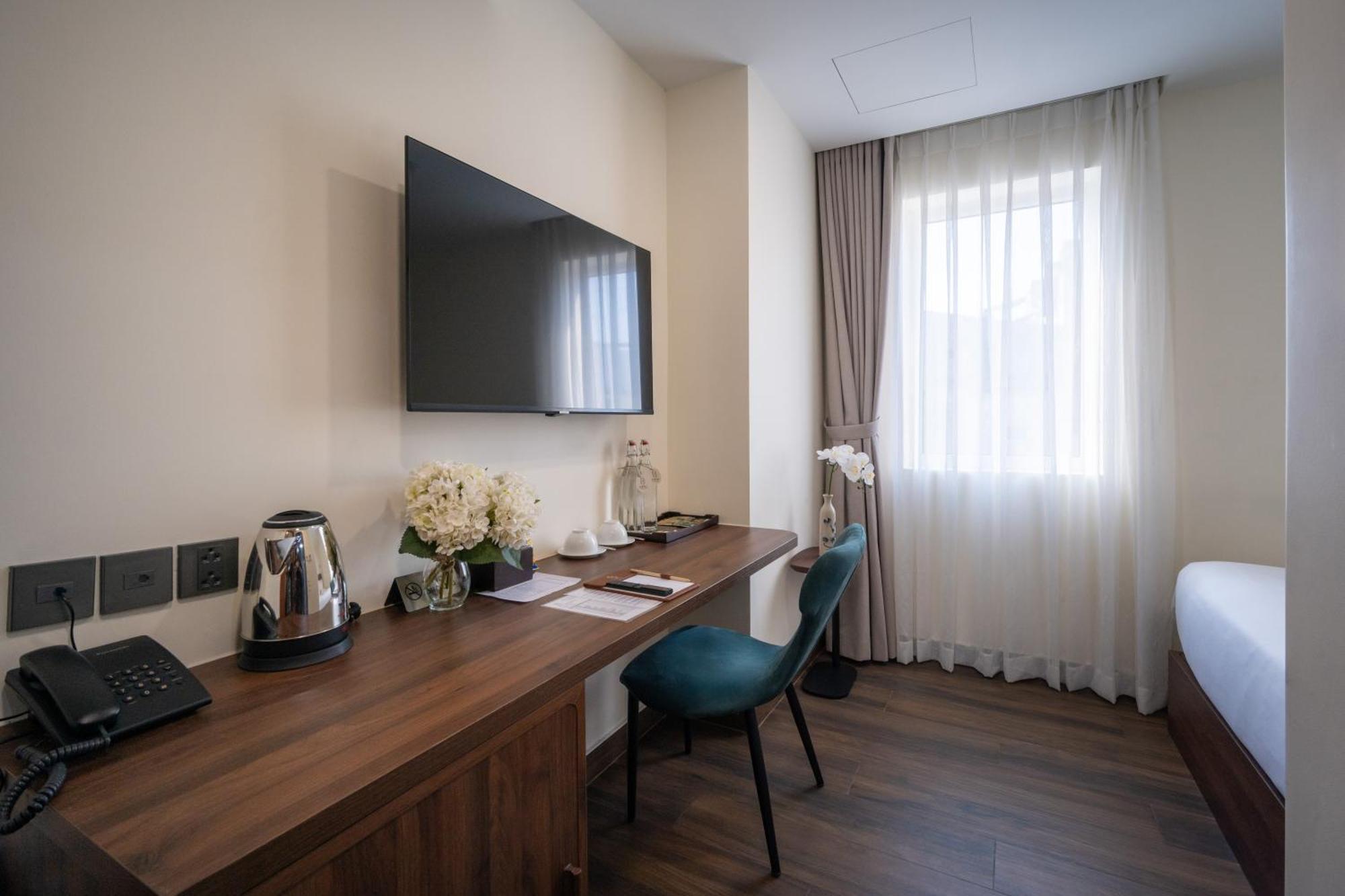 Queen Room Limited view