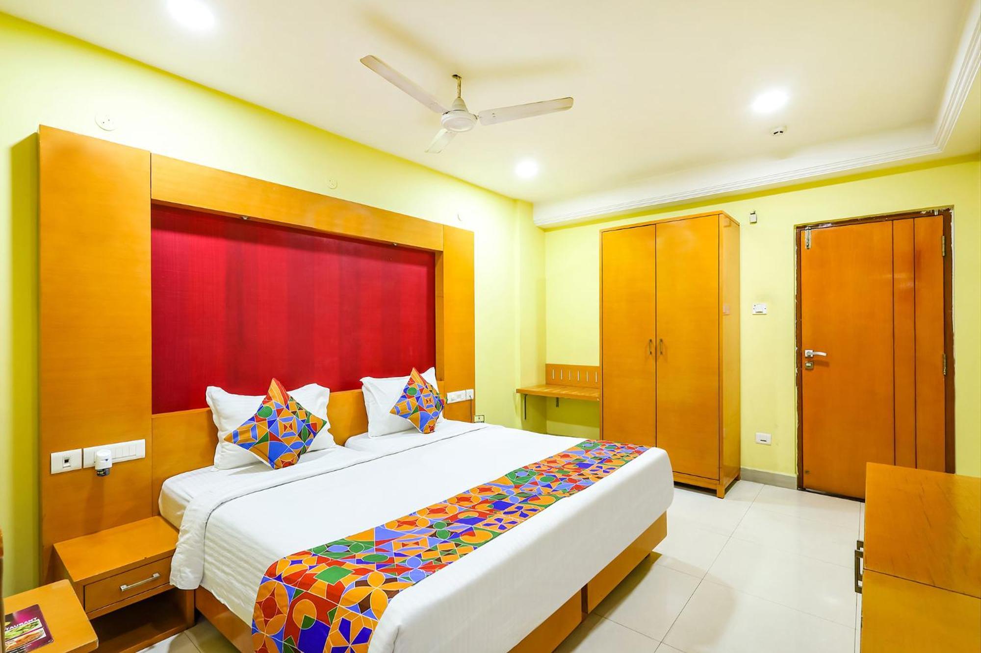 Deluxe Room,1584485482:JPEG