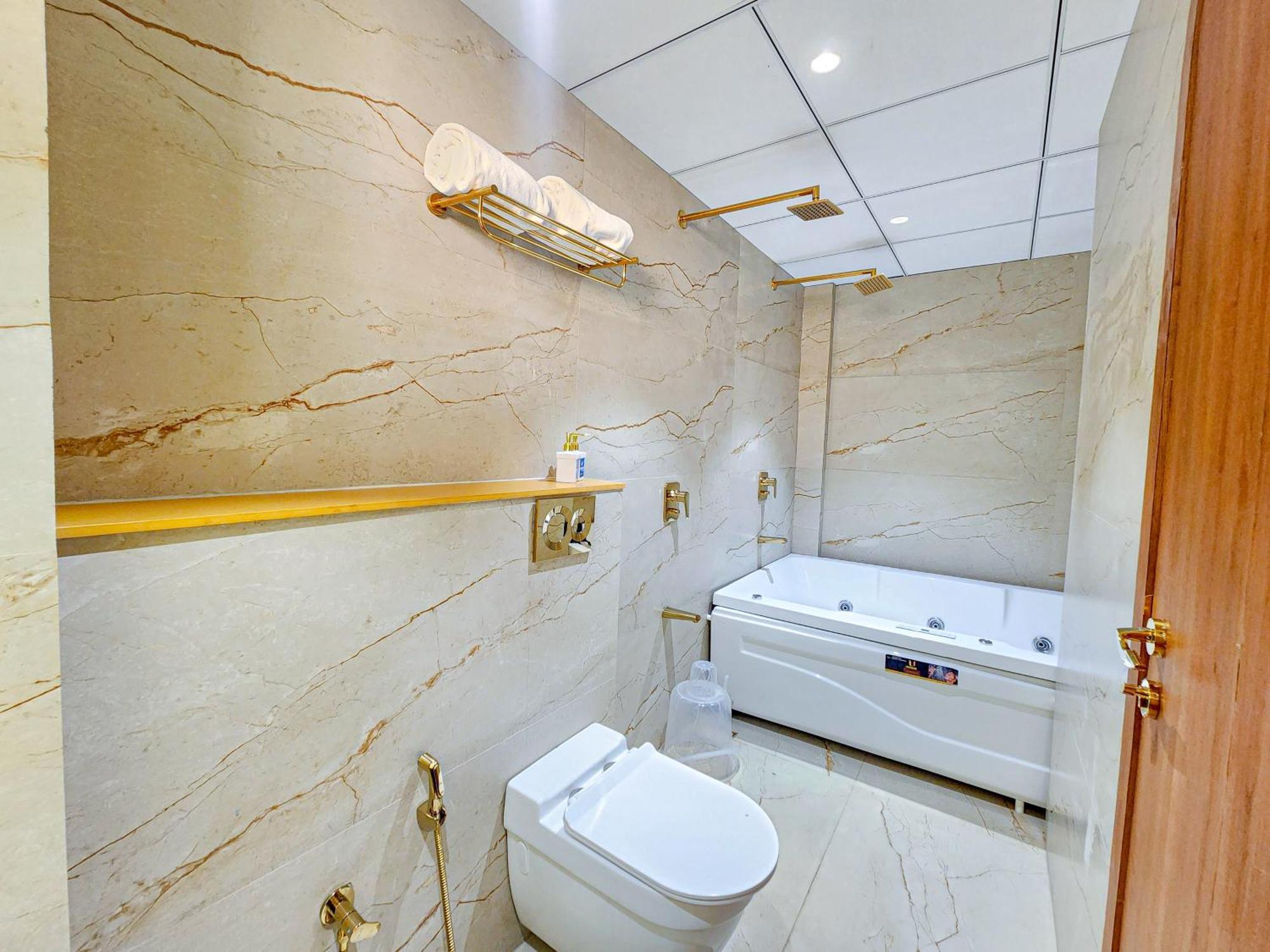 King Suite Spa Bath