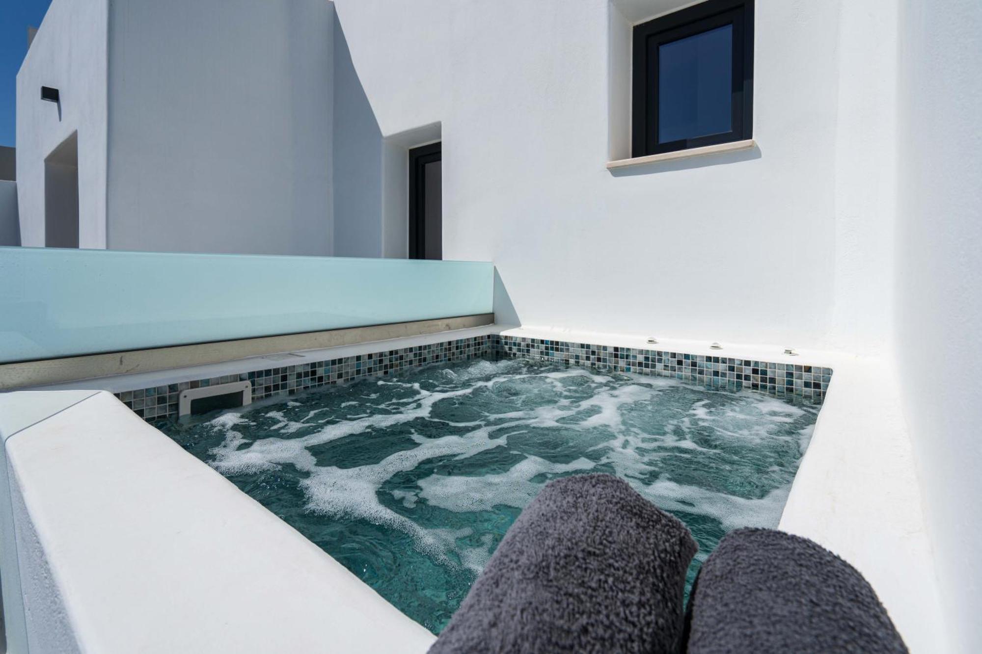 Superior Triple Room Hot Tub