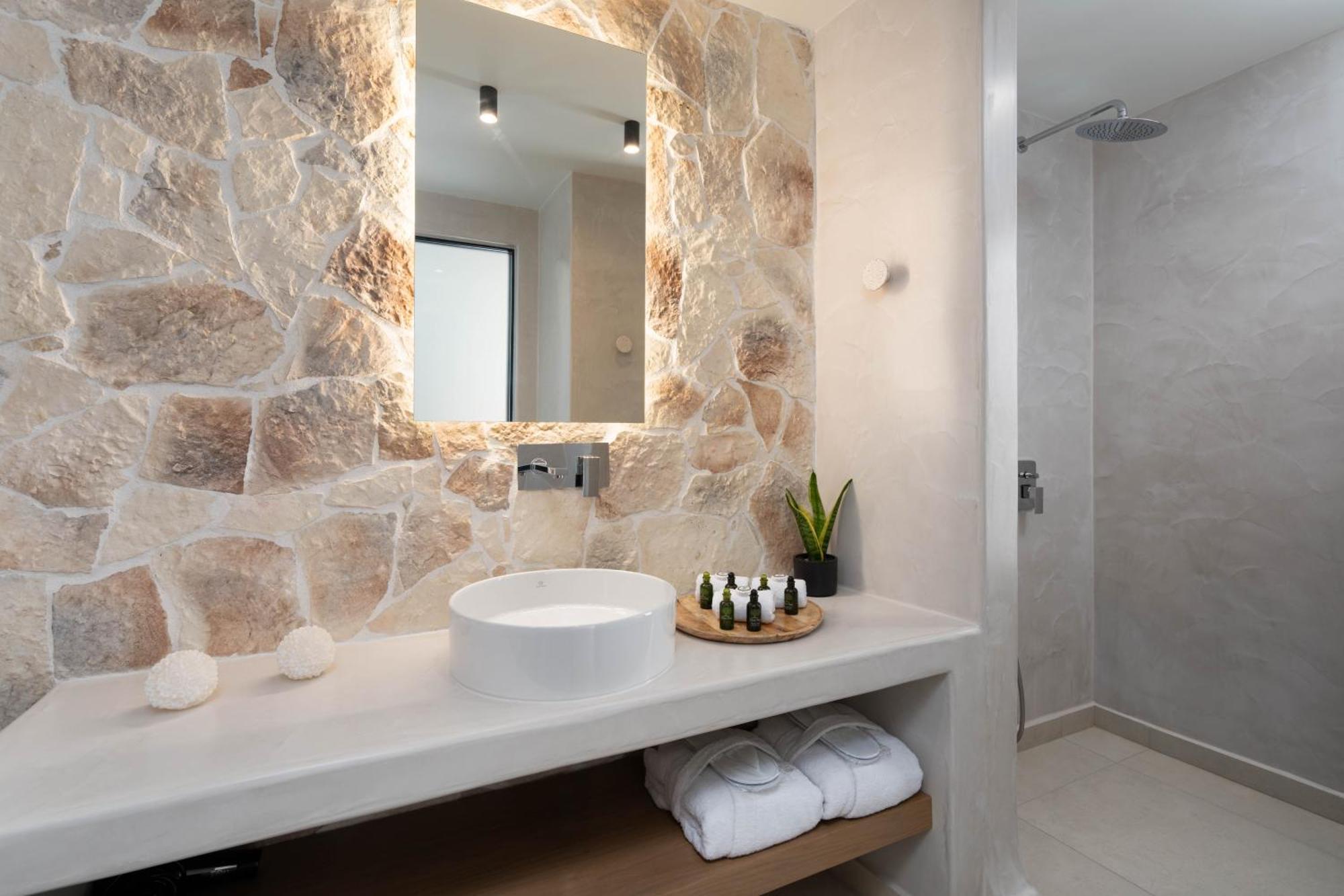 Superior Triple Room Hot Tub