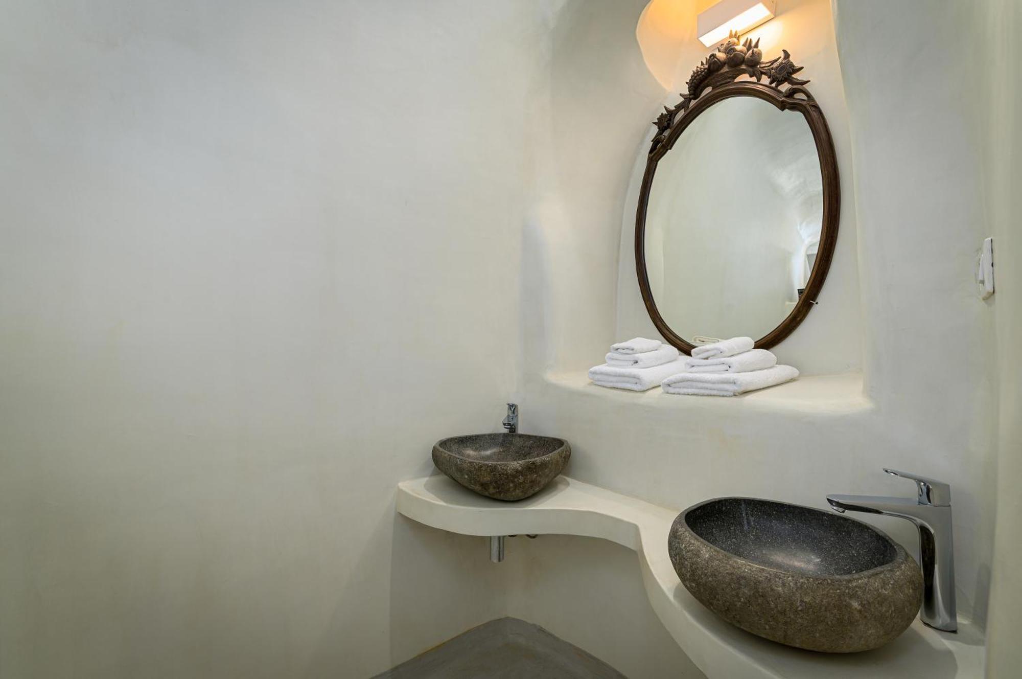 Elegant two-bedroom duplex Hot Tubs Private Pool & Caldera View