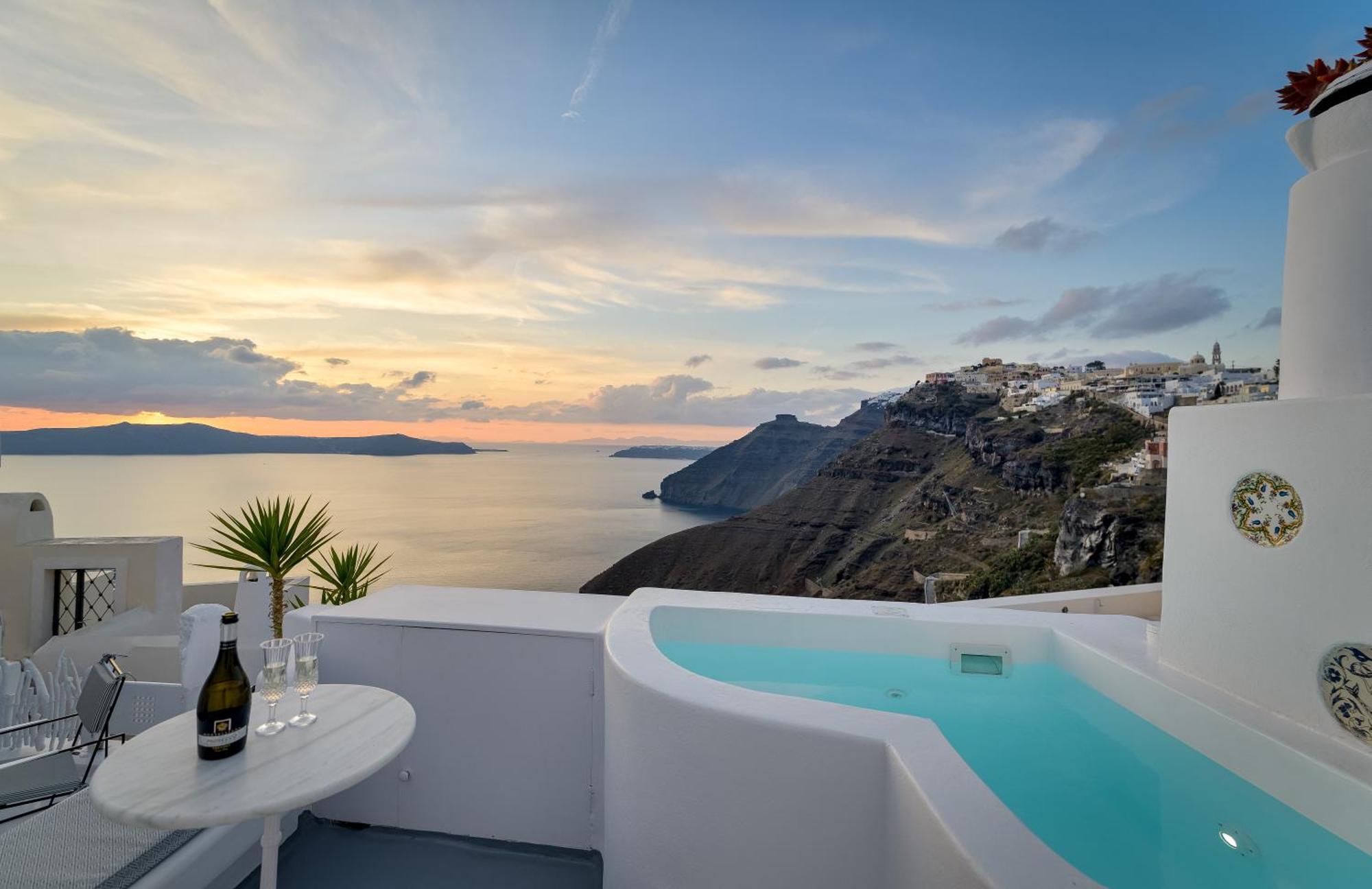 Elegant two-bedroom duplex Hot Tubs Private Pool & Caldera View
