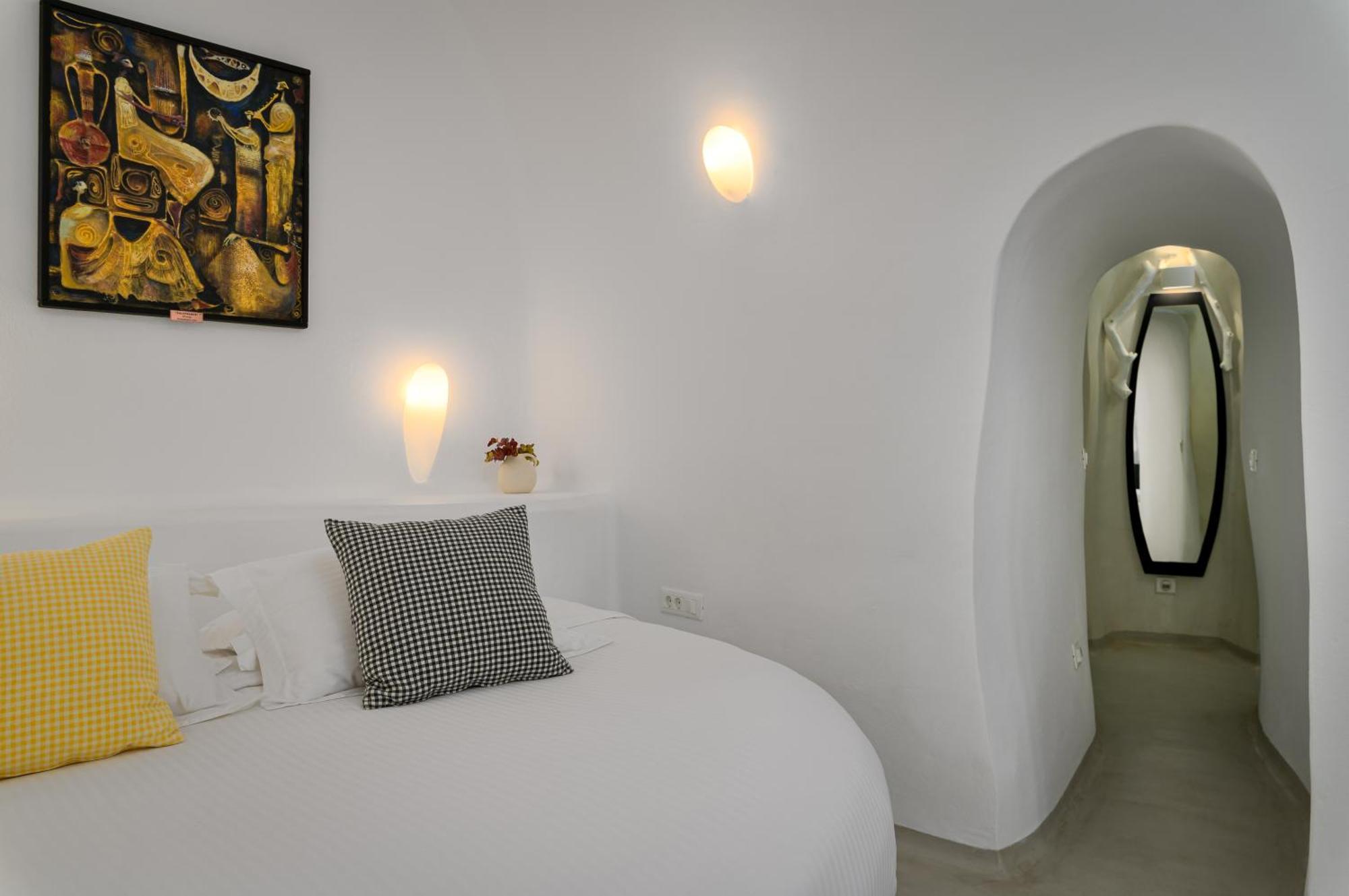 Elegant two-bedroom duplex Hot Tubs Private Pool & Caldera View