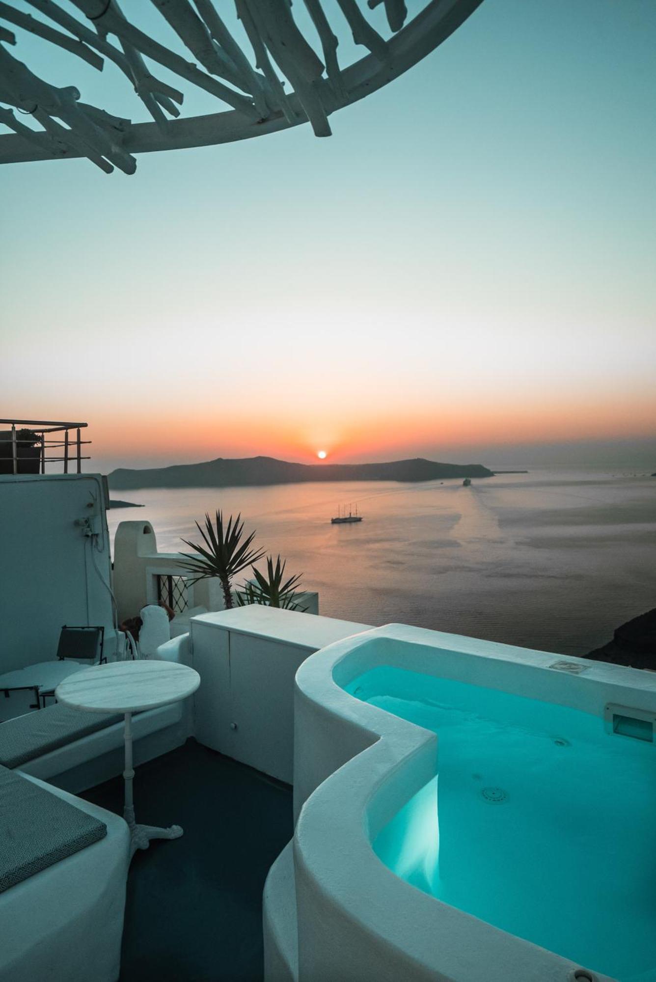 Elegant two-bedroom duplex Hot Tubs Private Pool & Caldera View