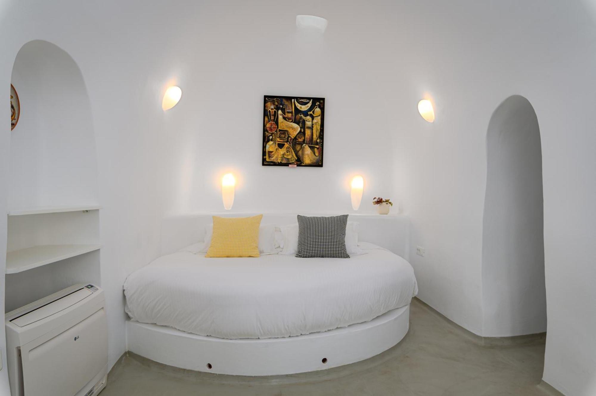 Elegant two-bedroom duplex Hot Tubs Private Pool & Caldera View