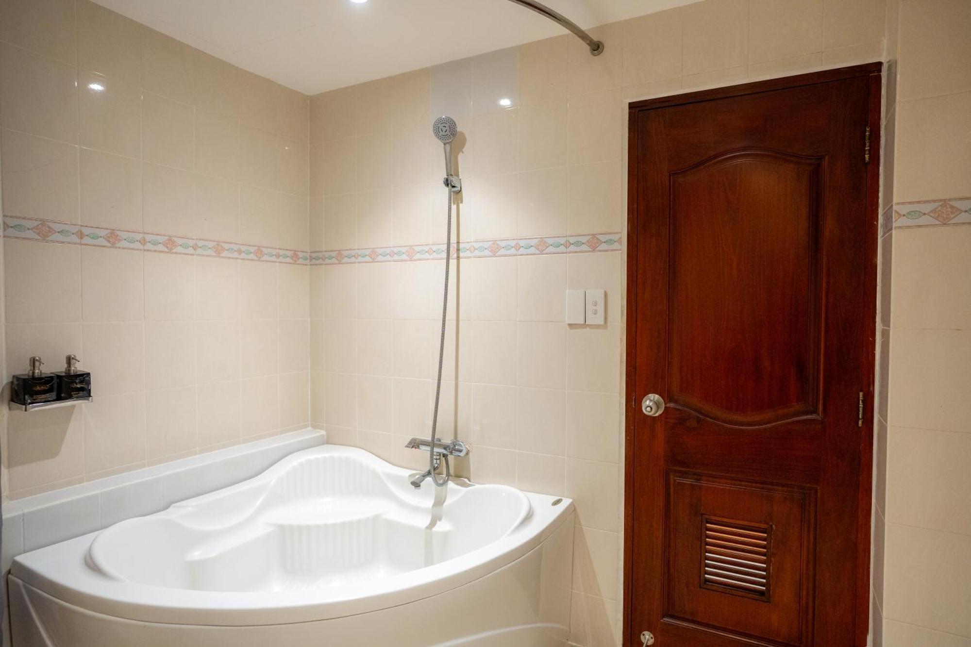 Deluxe Twin No Window 30 Mins Foot Massage