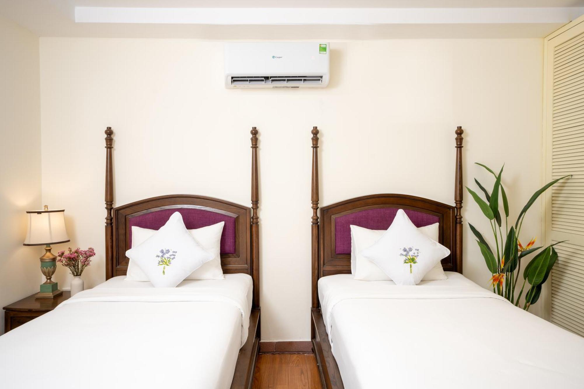 Deluxe Twin No Window 30 Mins Foot Massage