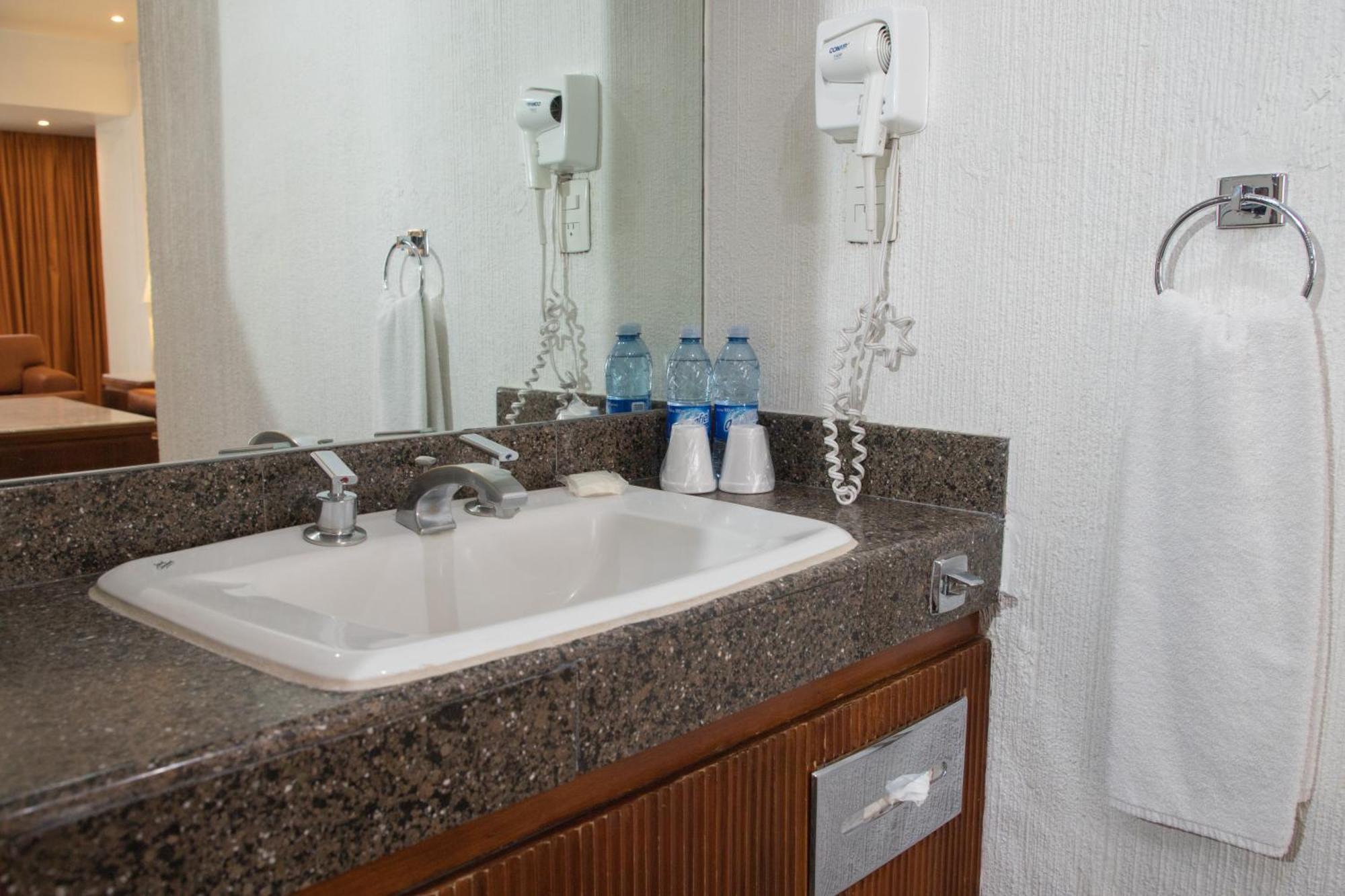 Deluxe Suite Spa Bath