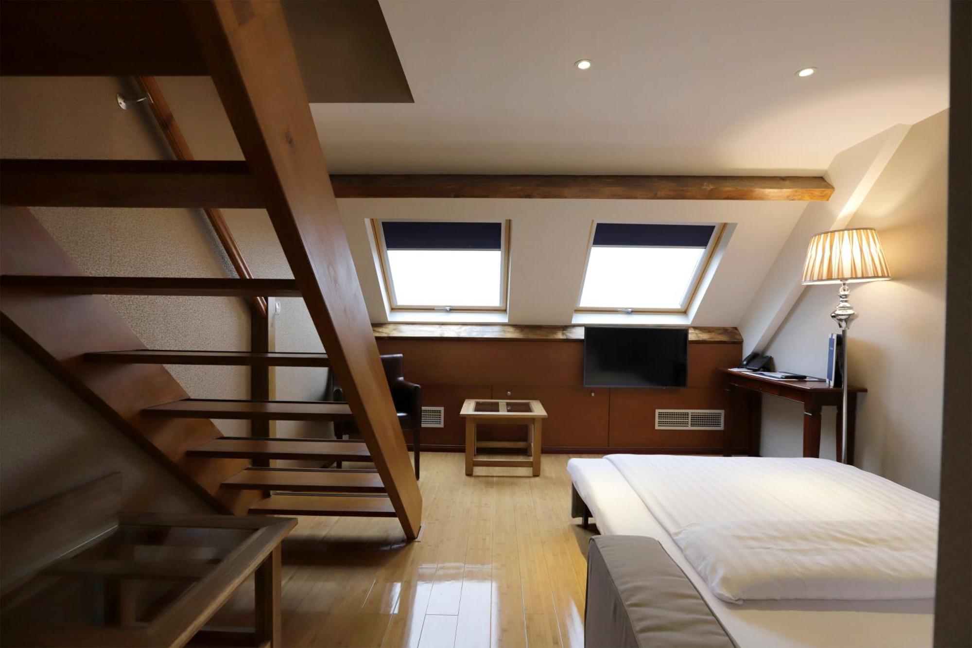 Duplex Triple Room
