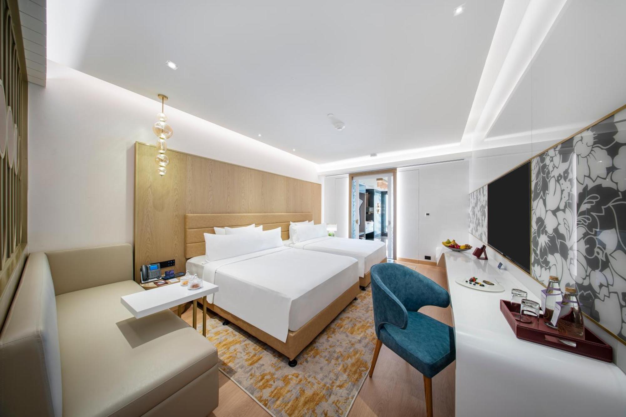 Junior Suite Airport Transfers Club Lounge access