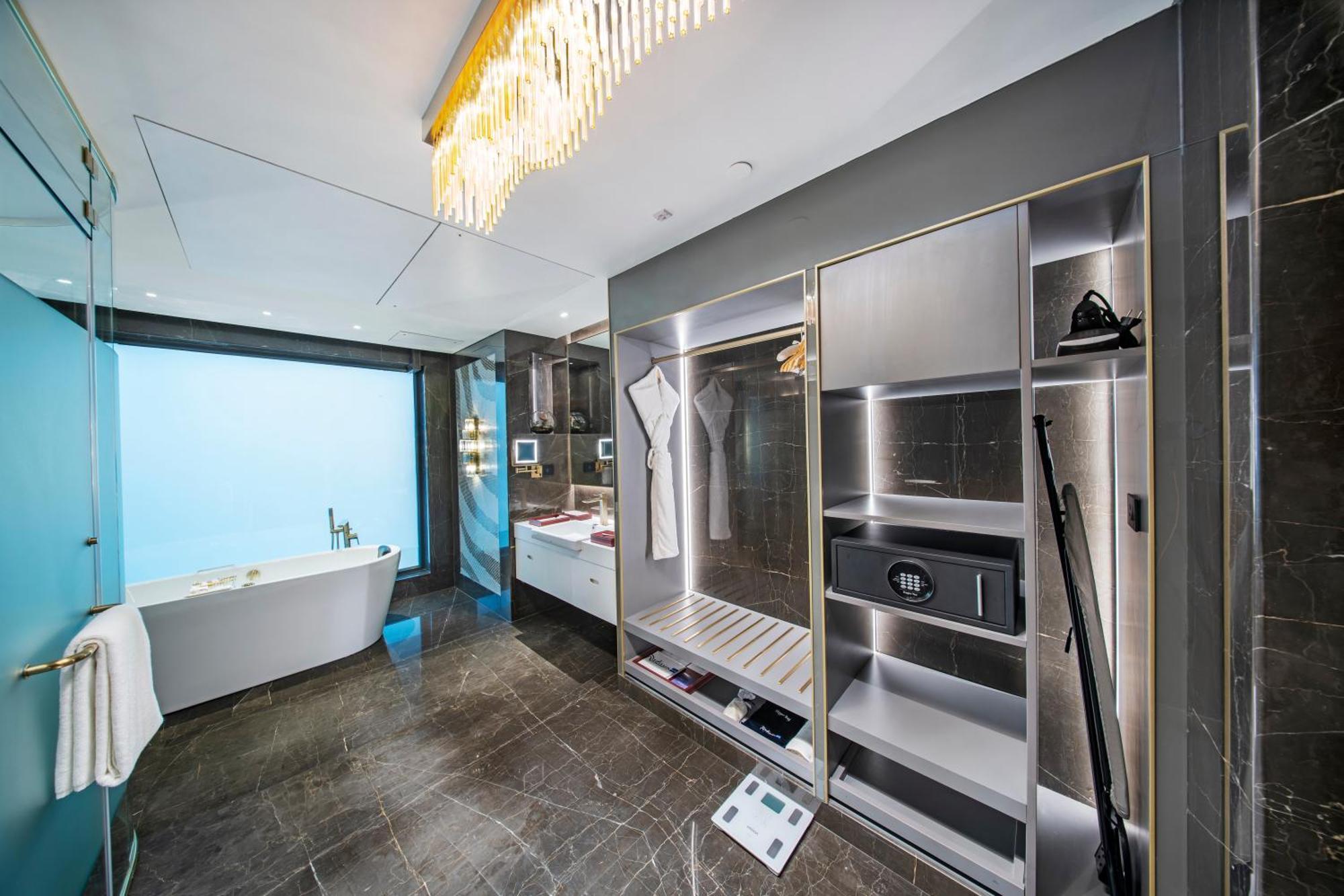Junior Suite Airport Transfers Club Lounge access