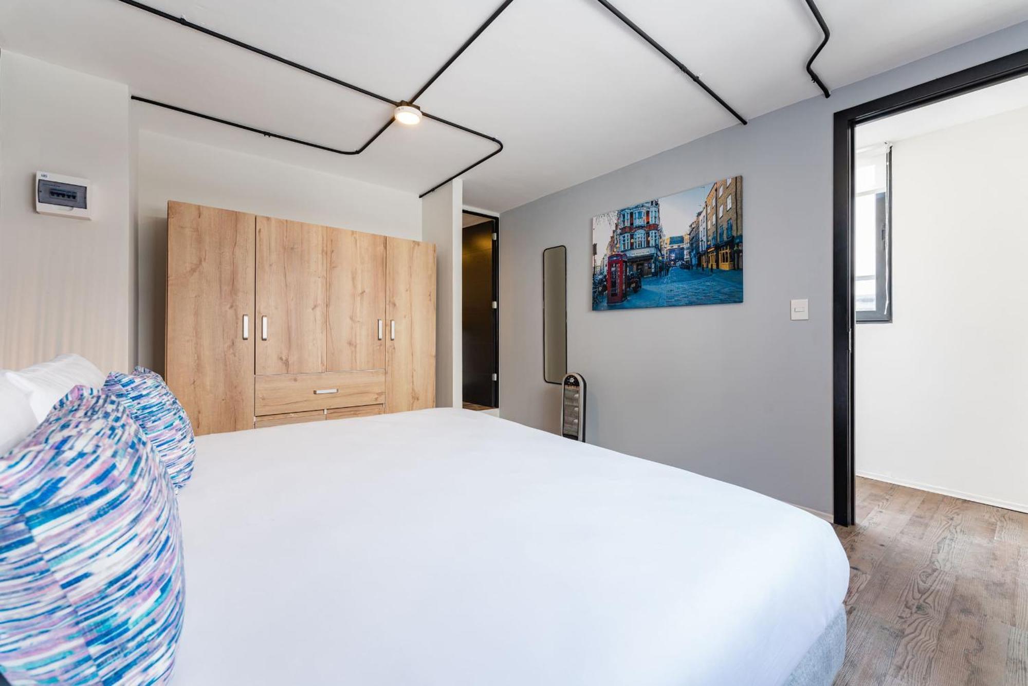 Four-Bedroom Deluxe Apartment