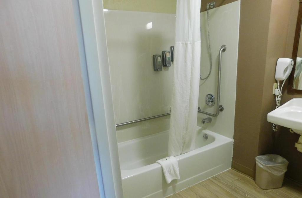 King Room Accessible Tub Accessible or Non-Smoking