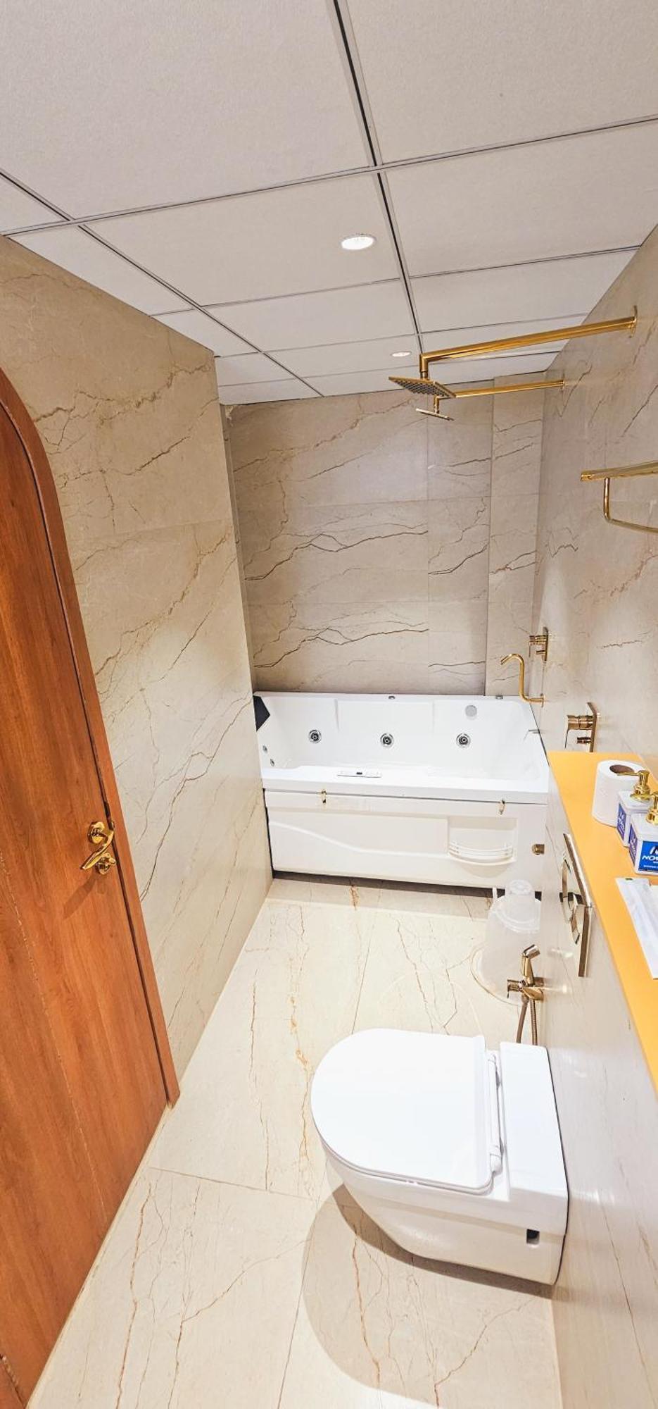 King Suite Spa Bath