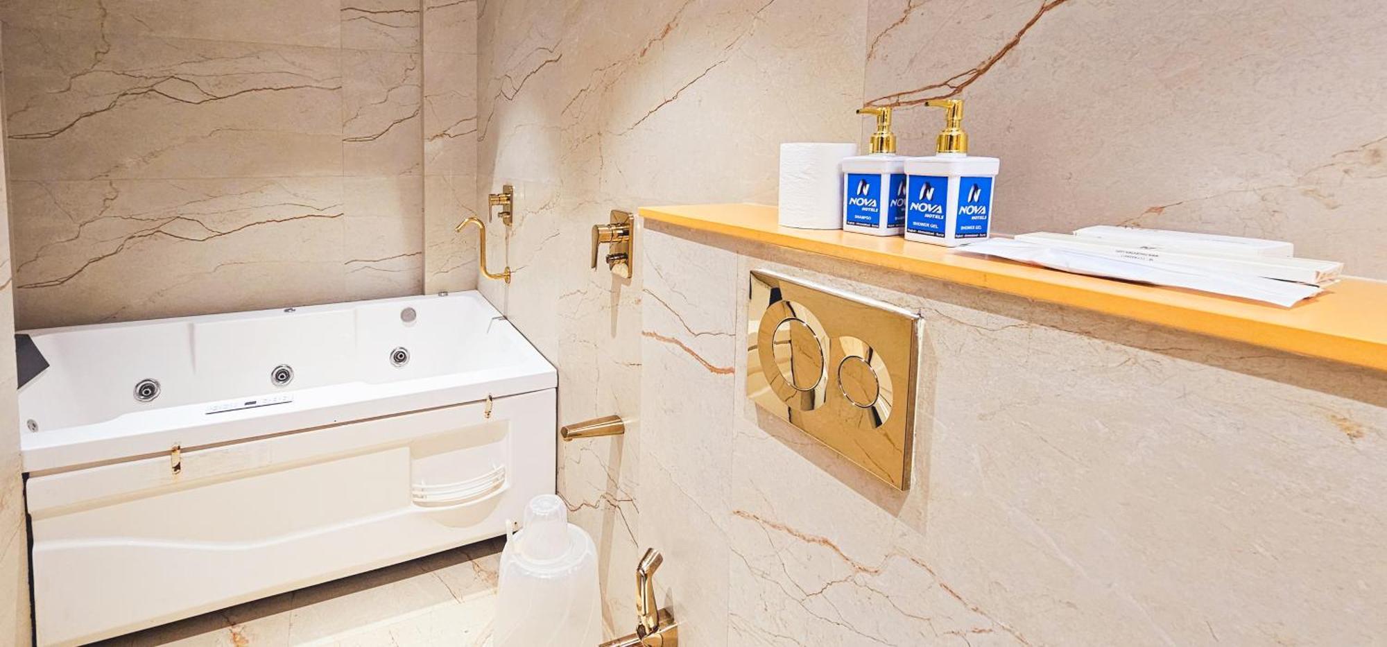King Suite Spa Bath