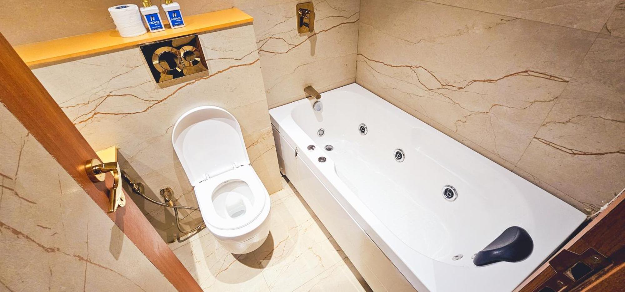 Queen Suite Spa Bath