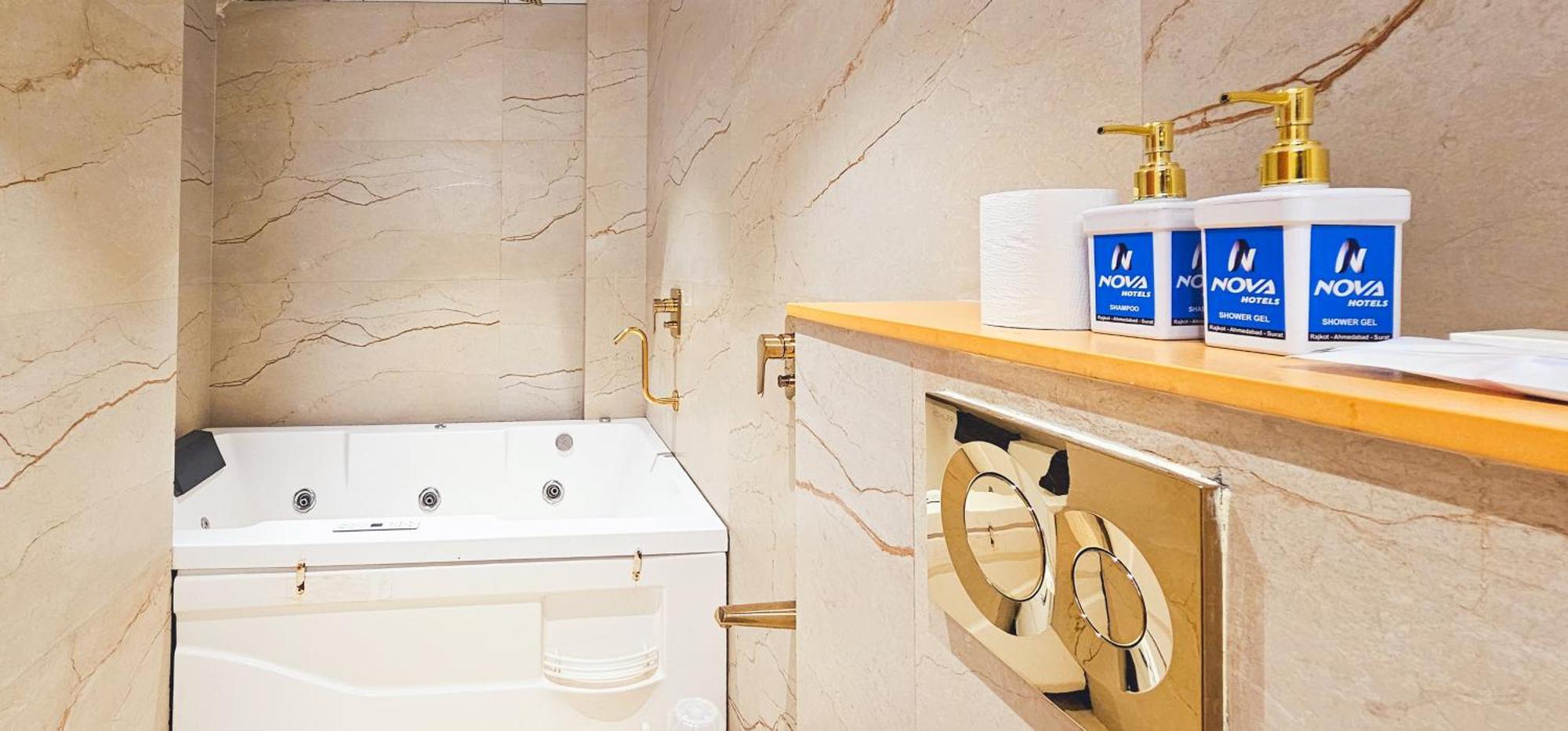 King Suite Spa Bath