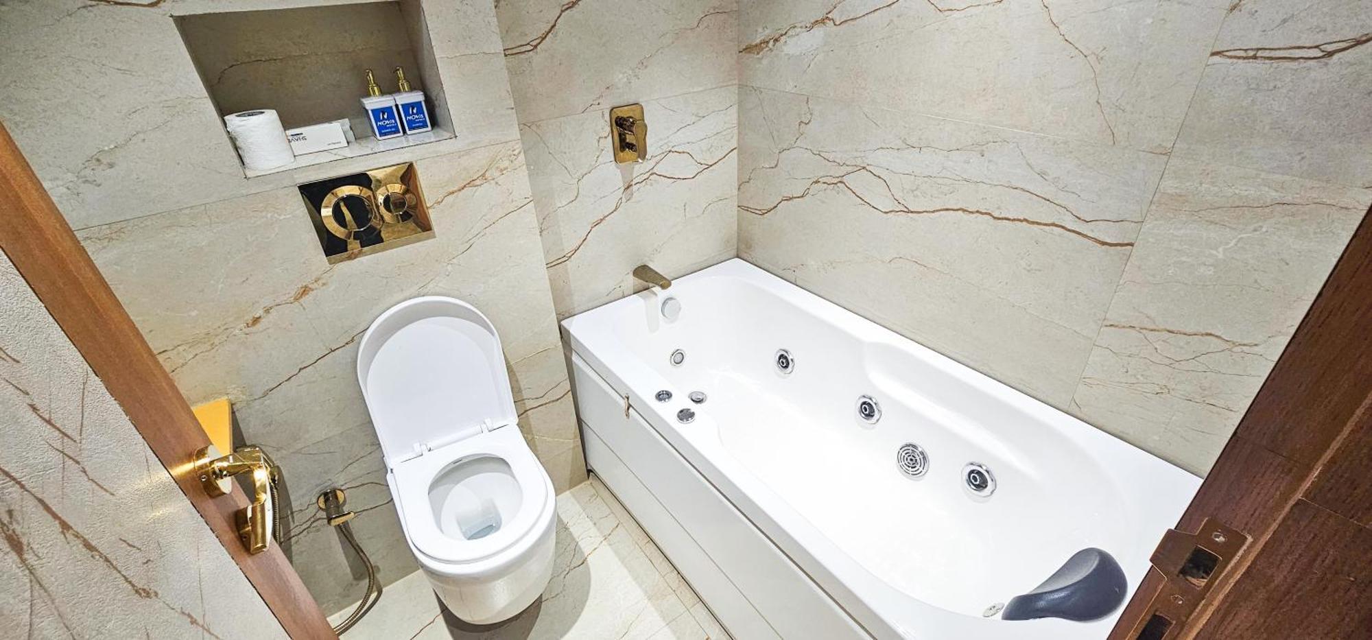 Queen Suite Spa Bath
