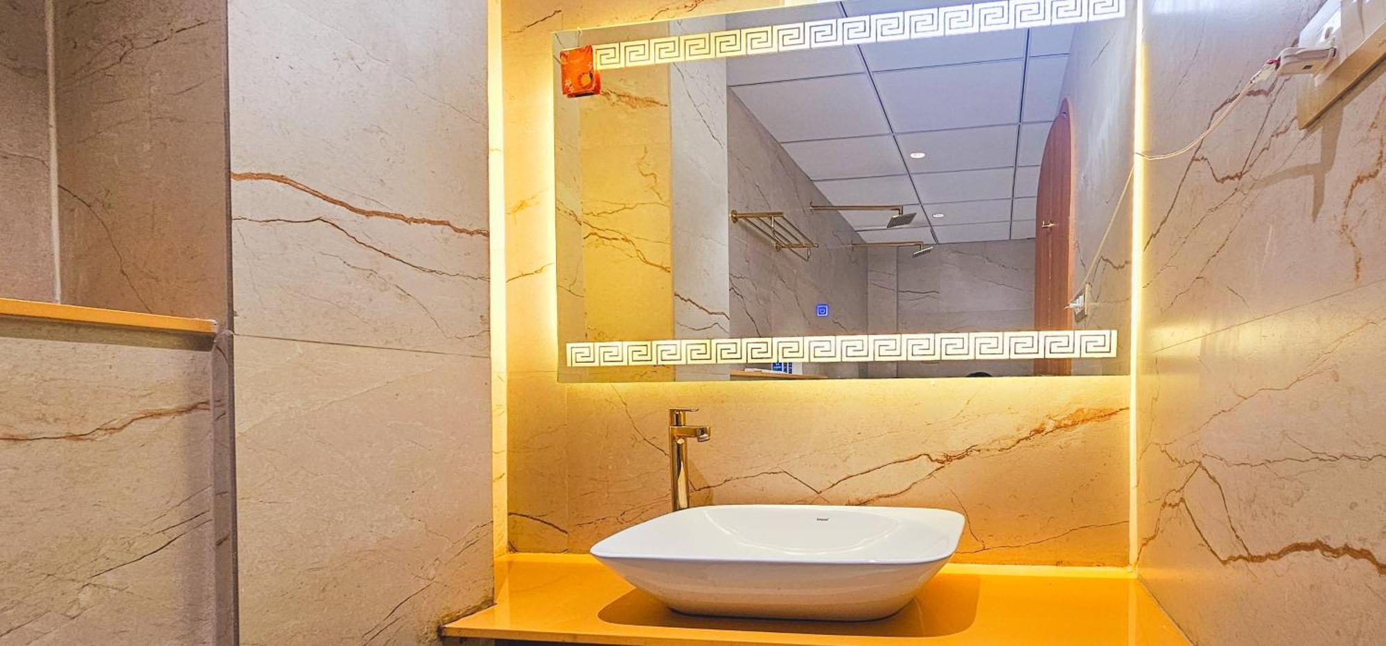 King Suite Spa Bath