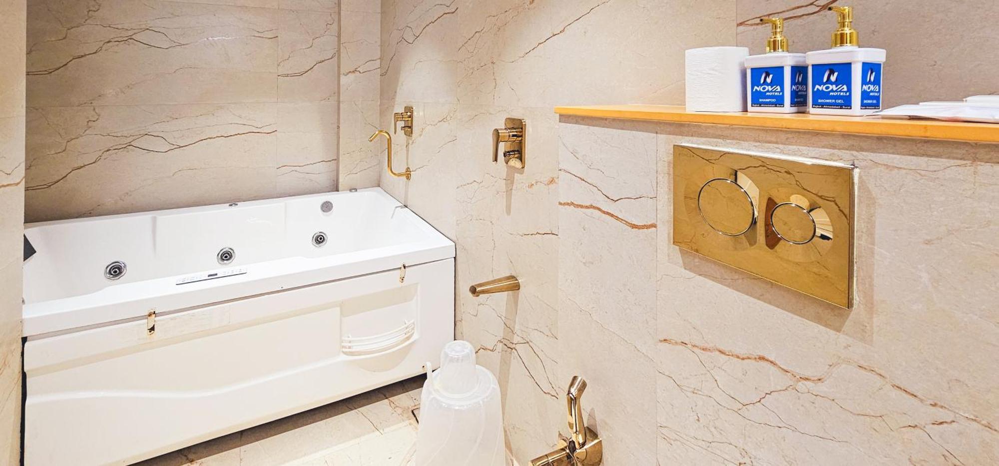 King Suite Spa Bath