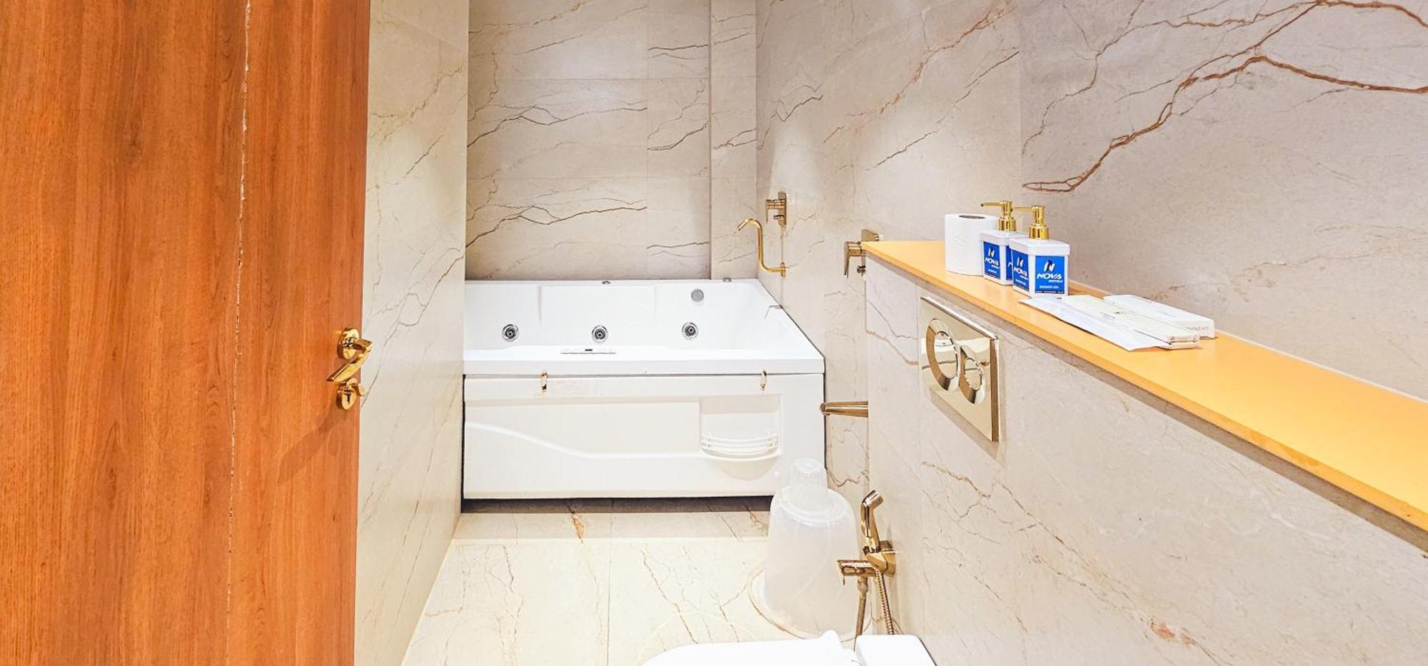 King Suite Spa Bath