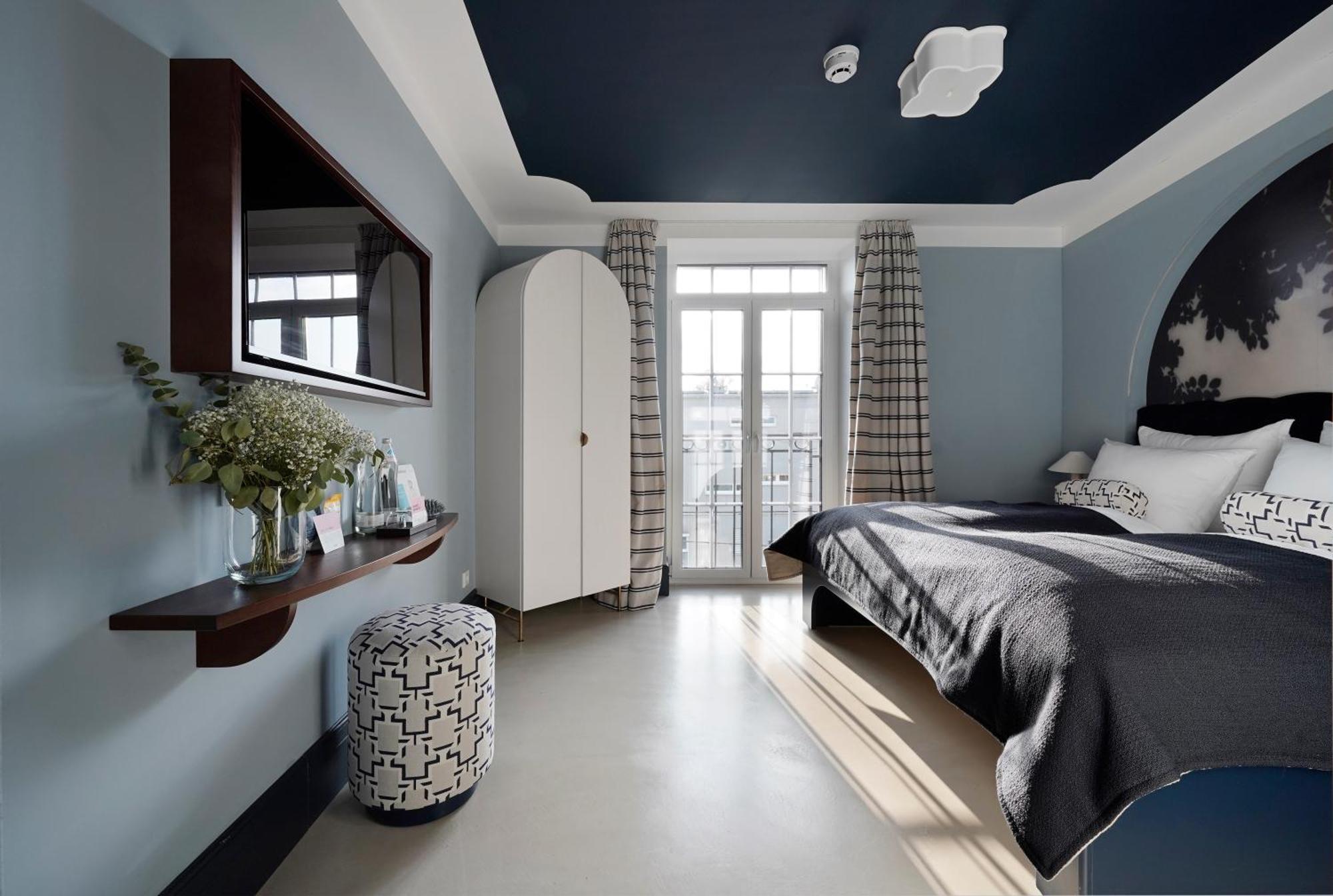 Medium Room