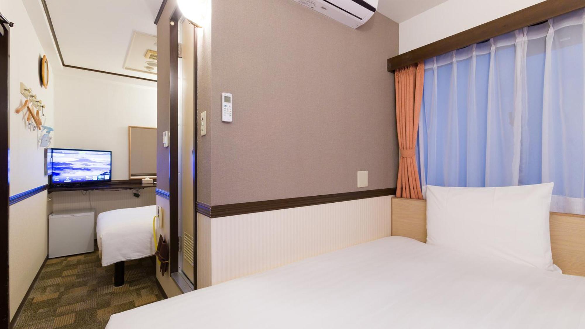 Standard Twin Room a Shower & Bath Room between Beds Smoking