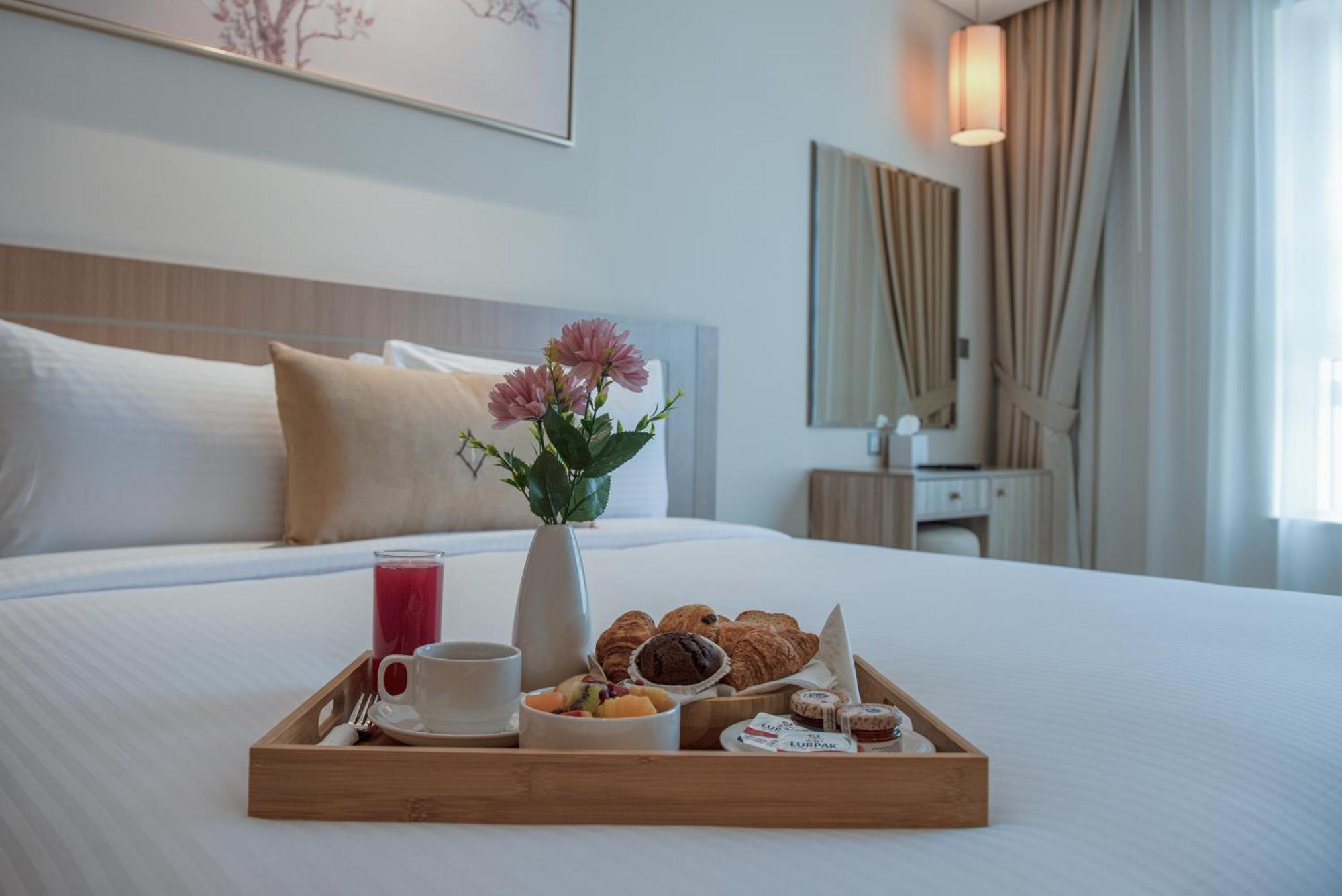 Deluxe Three-Bedroom Apartment Inclusive of complimentary shuttle bus to Deira City Centre & Dubai Festival City Mall