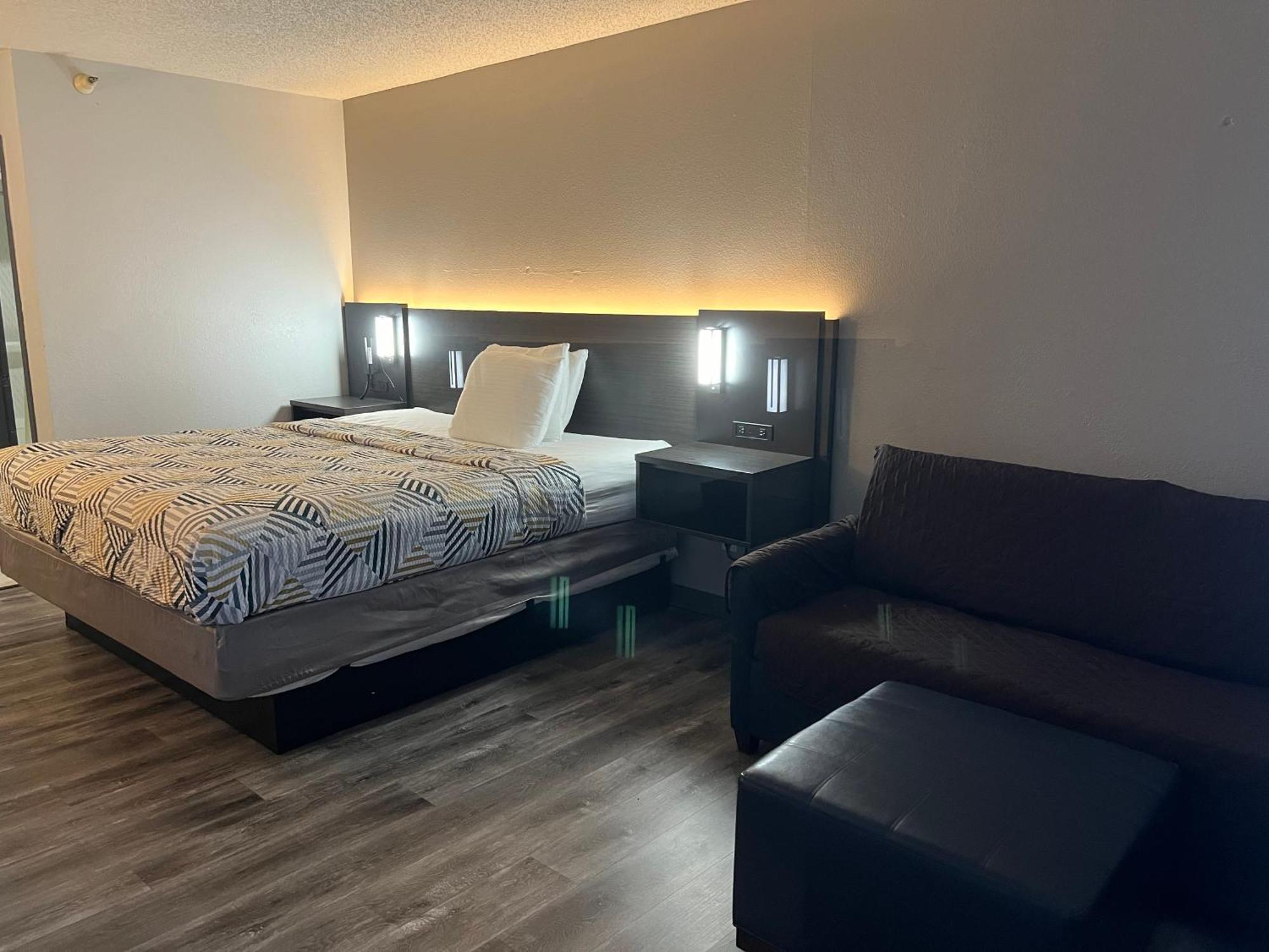 1 King Bed | Non-Smoking Micfridge Sofa-Bed