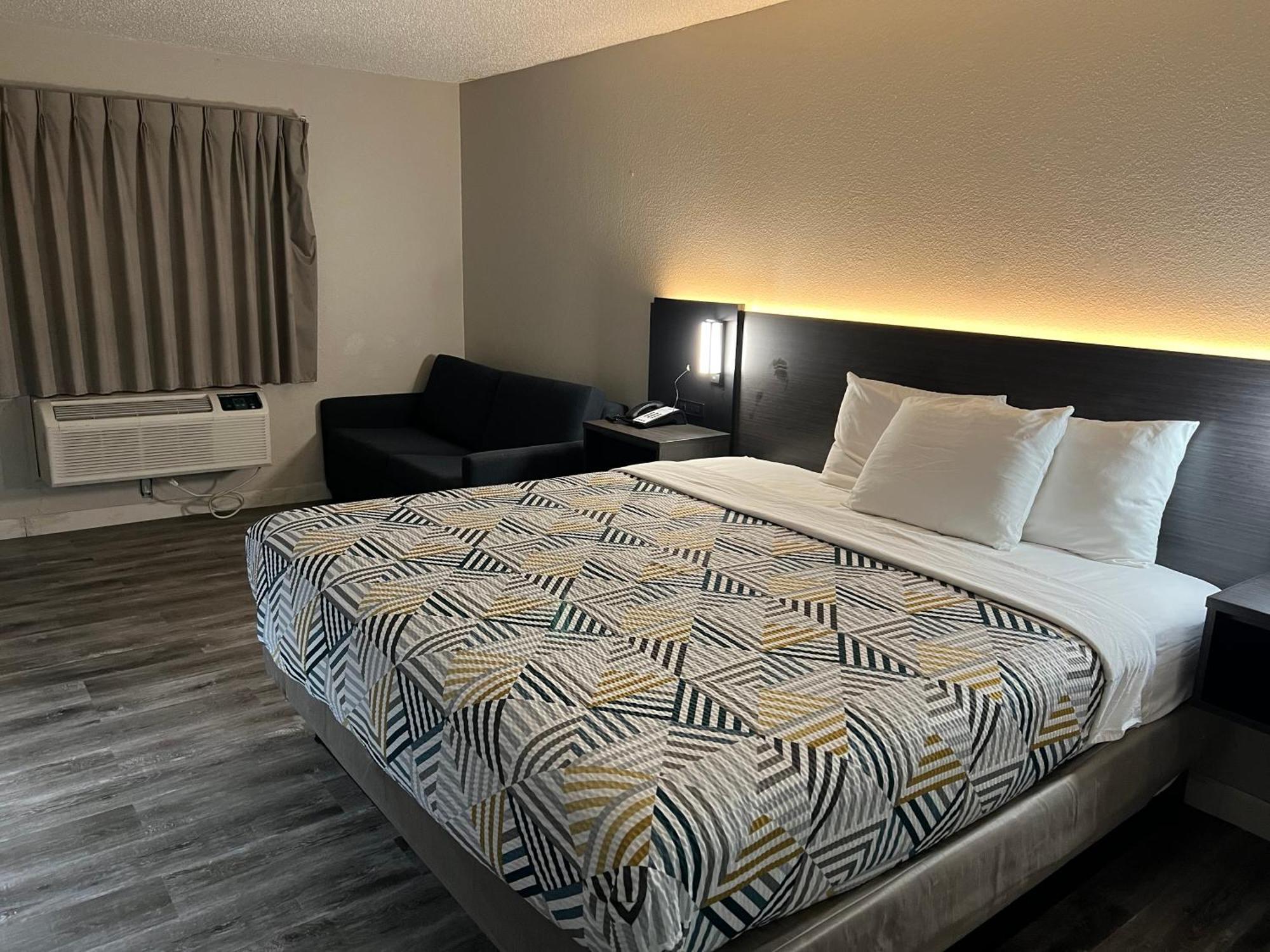 1 King Bed | Non-Smoking Hot Tub Micfridge